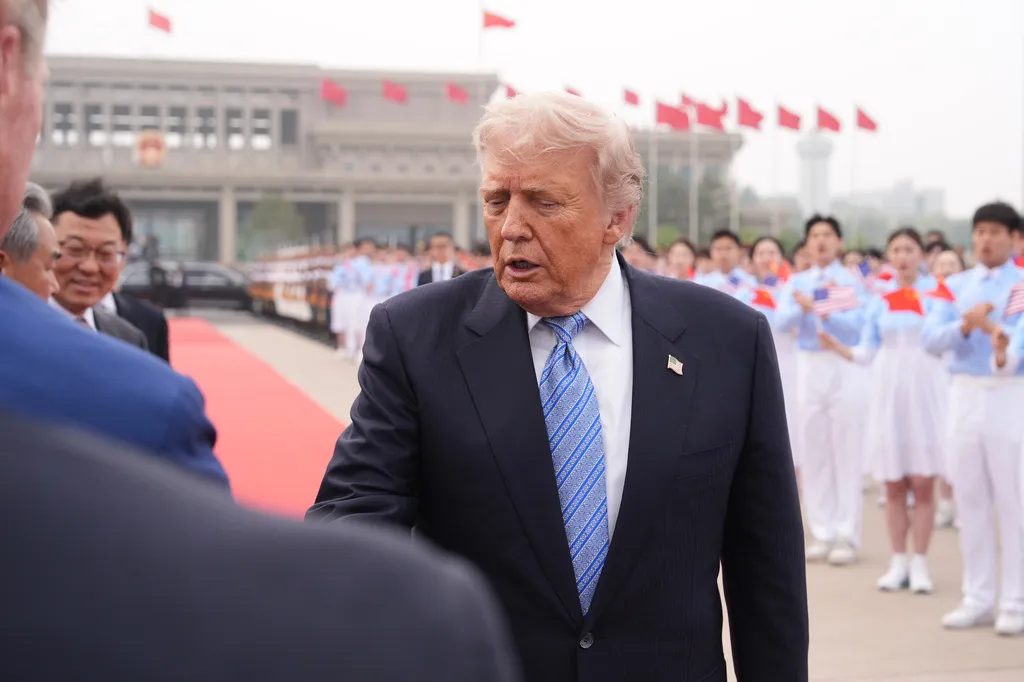 美國總統川普結束旋風式訪問中國行程，15日下午搭乘空軍一號返回美國。（美聯社）