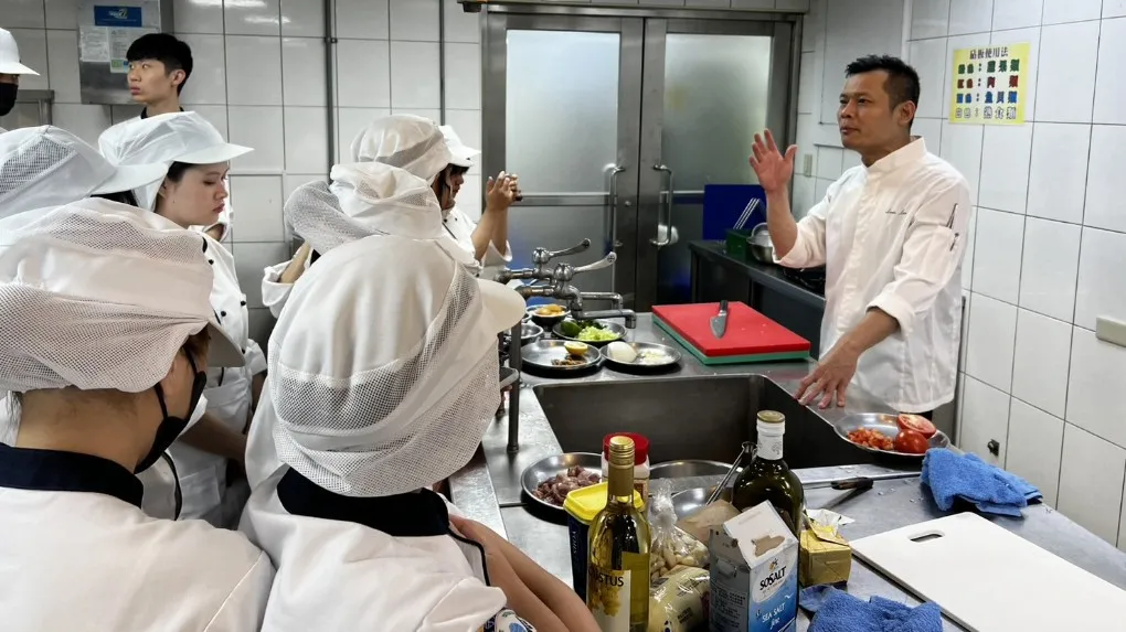 義大餐旅系廚藝課程，邀請業界知名大廚教授異國料理。（圖/義守大學提供）