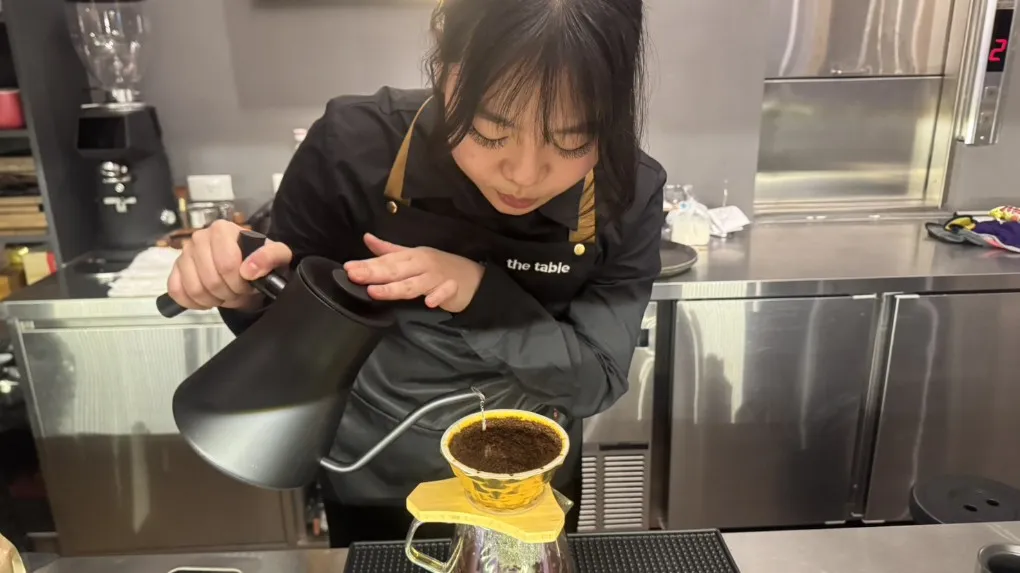 創意調飲也是餐旅系重要課程，學生學習咖啡沖泡。（圖/義守大學提供）