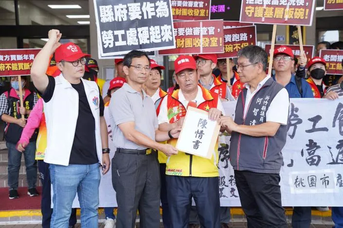 新竹縣議員羅美文與何智達15日邀集相關工會代表赴新竹縣政府陳情，由勞工處長湯紹堂接下陳情書。（圖／新竹縣政府提供）