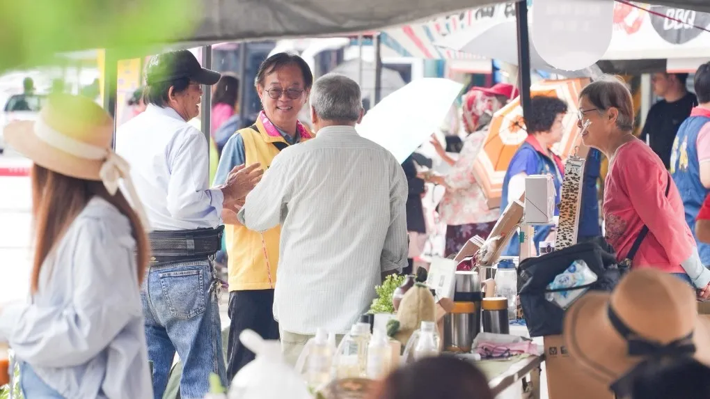 特色市集吸引大批人潮，遊客一邊觀賽、一邊品嚐六龜在地農特產與山城美食。（圖/六龜區公所提供）