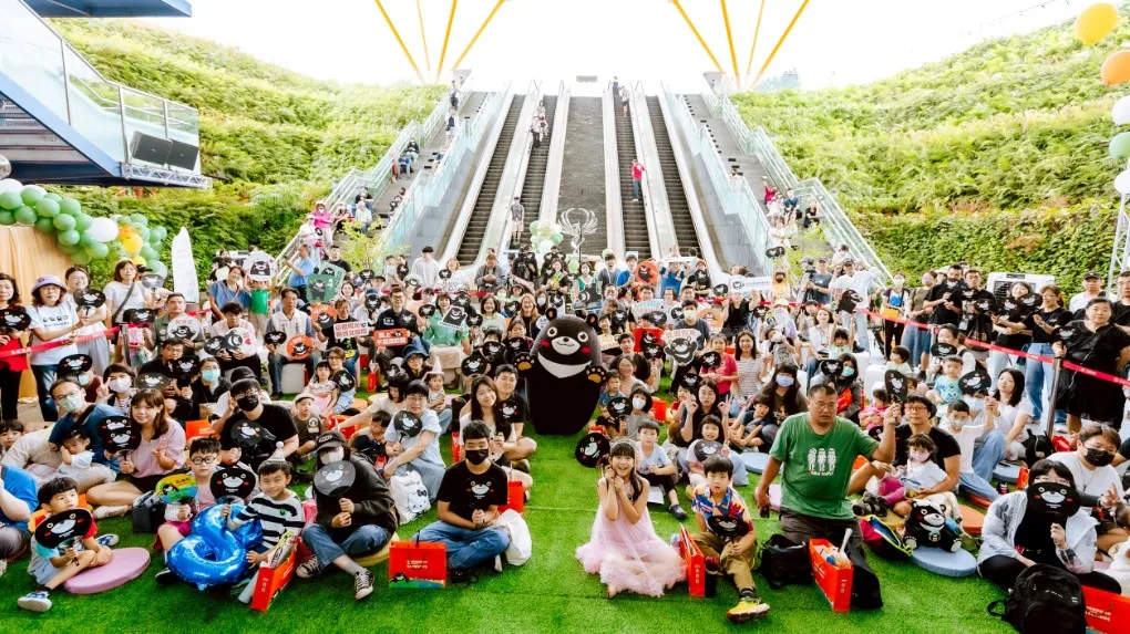 百位熊寶與各界貴賓為高雄熊慶生。（圖/高市觀光局提供）