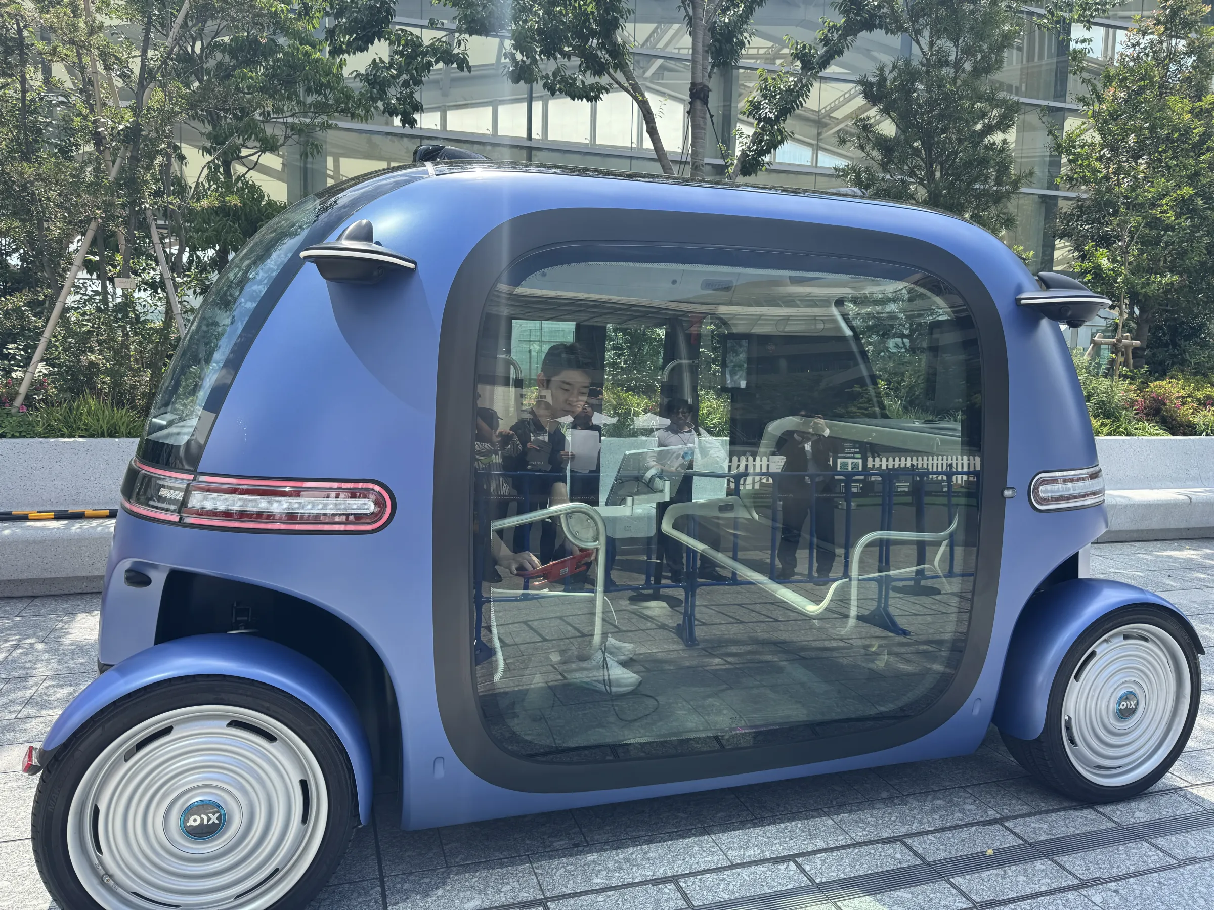 JR東日本が高輪技術展にて2027年春実測予定のUWB無感通関やアグリテックなど多様な実証実験を公開し、囲み取材では既存Suicaと併存する形での次世代シームレス体験のロードマップが詳細に語られた。黃信維
