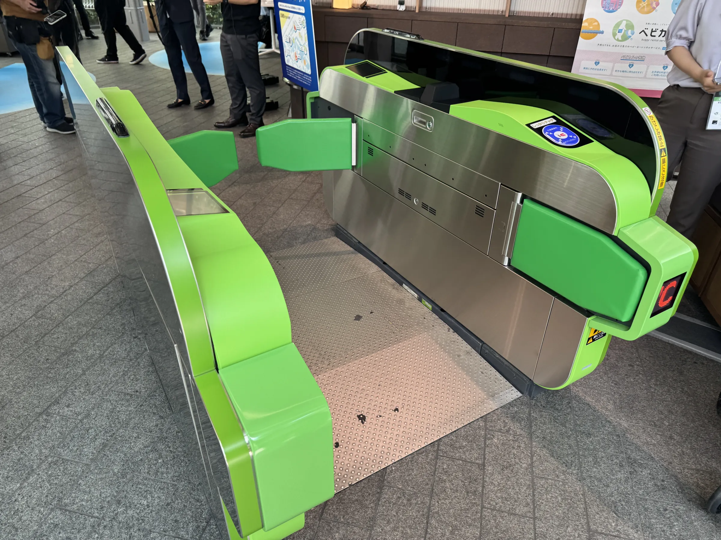 JR東日本が高輪技術展にて2027年春実測予定のUWB無感通関やアグリテックなど多様な実証実験を公開し、囲み取材では既存Suicaと併存する形での次世代シームレス体験のロードマップが詳細に語られた。黃信維