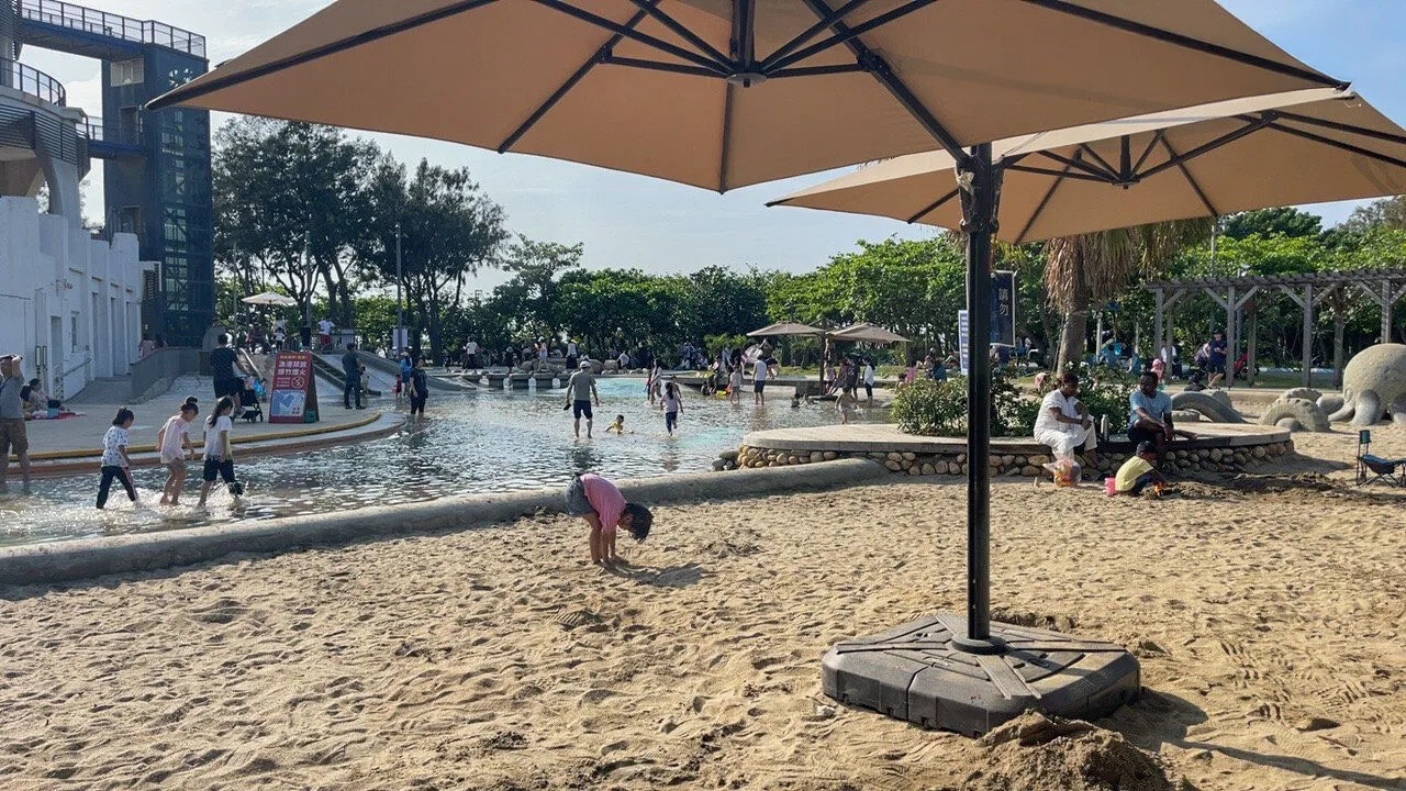 南寮旅客服務中心親子沙灘戲水池。（圖／取自新竹市政府）