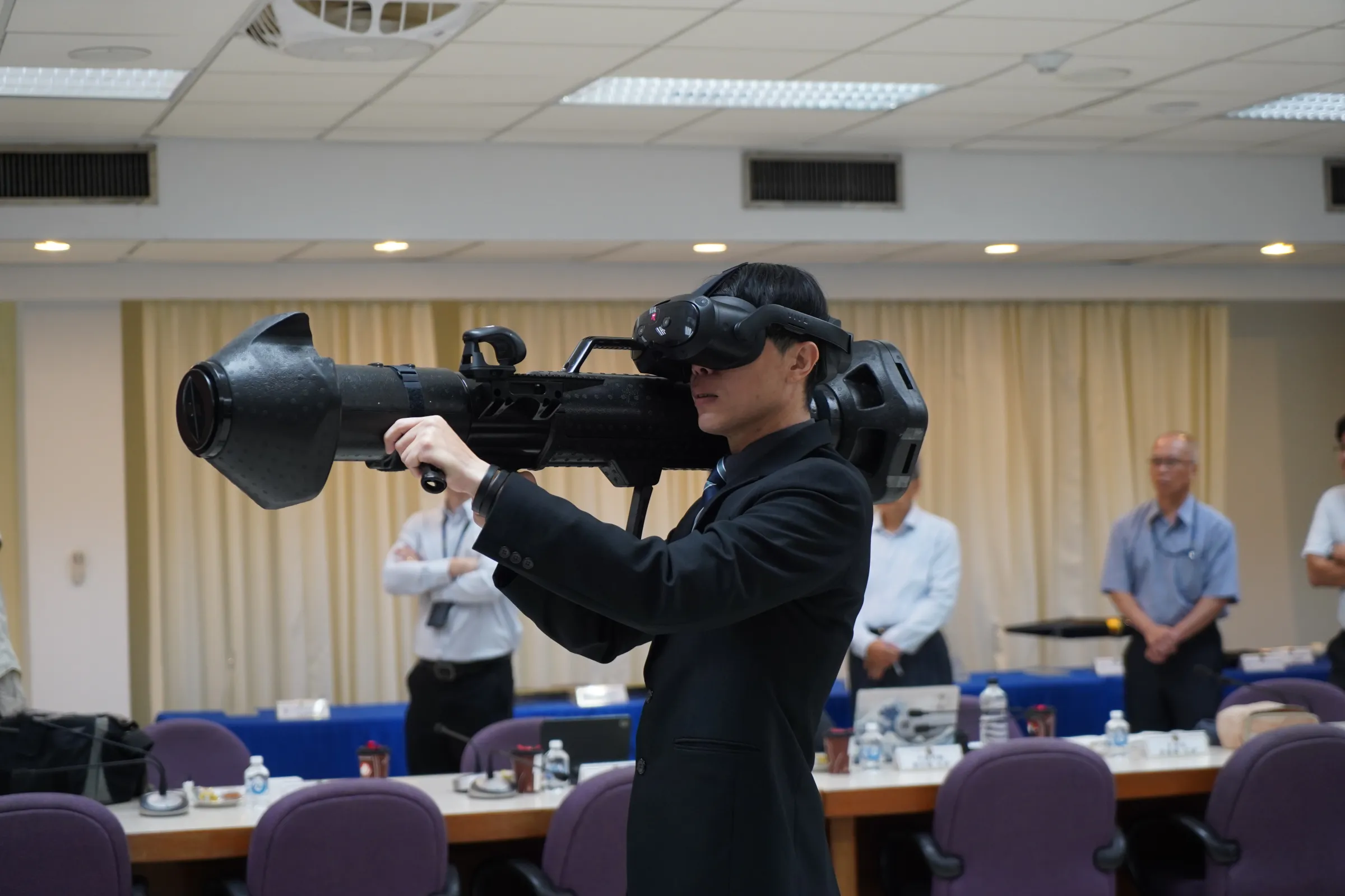 CSIST developed a VR simulator to help soldiers familiarize themselves with operating the Kestrel II. (Photo: Chang Yao-lin)