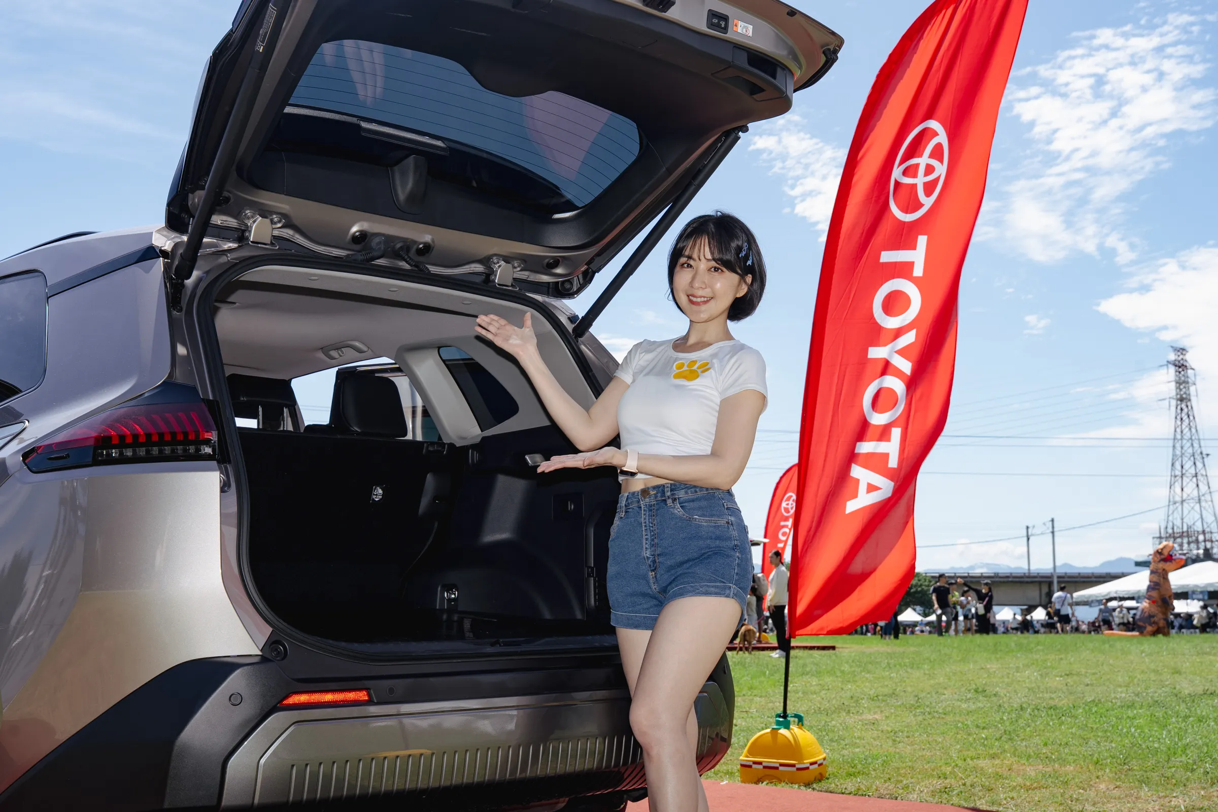 在 TOYOTA 展車區，熱門車款 RAV4 與 COROLLA CROSS 巧妙結合了寵物友善車宿與戶外生活情境。(圖:和泰汽車)