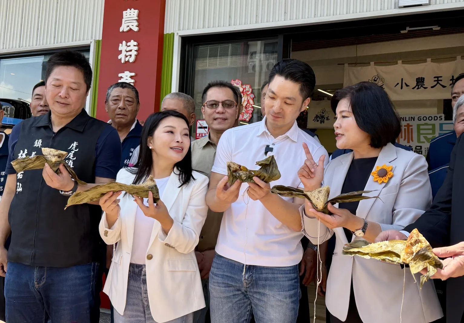 雲林縣長張麗善向台北市長蔣萬安、立法委員張嘉郡，分享雲林食材的優勢。（圖／張嘉郡競選辦公室提供）