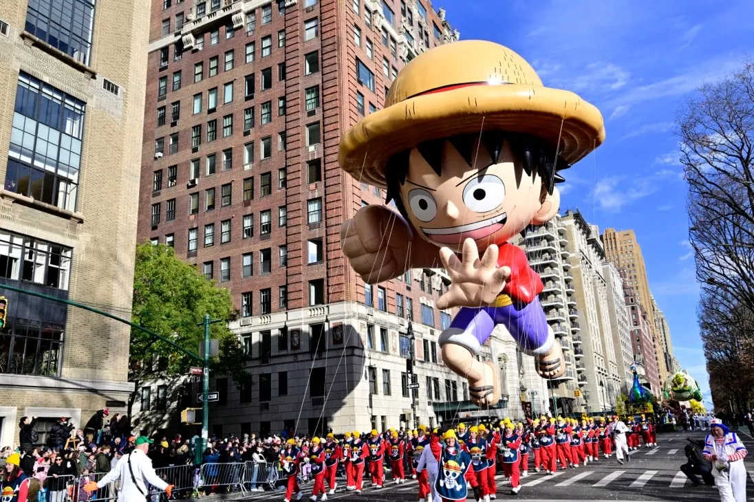 去年梅西百貨感恩節大遊行上出現的「One Piece」角色路飛的巨型氣球。這部動漫是索尼旗下串流媒體平台Crunchyroll上最炙手可熱的作品之一。（圖表來源：華爾街日報）