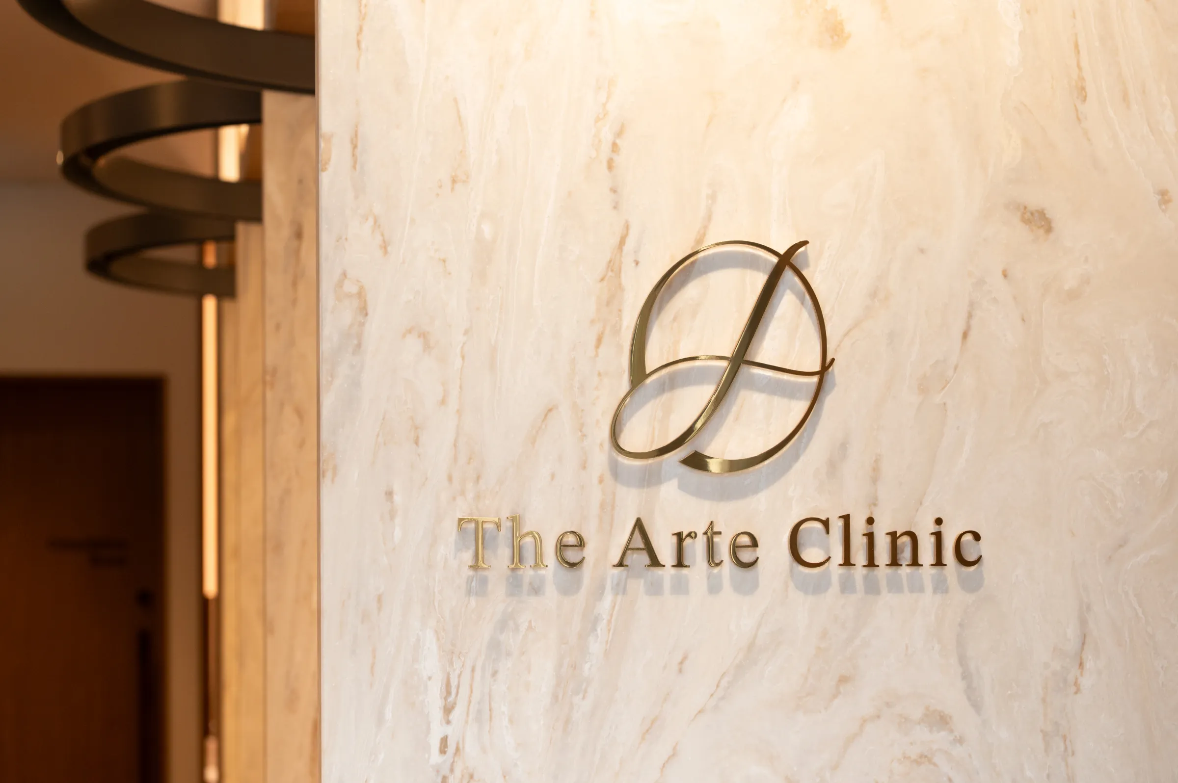 台湾出身の林家勳医師が西新宿に三カ国語対応の美容クリニック「The Arte Clinic」を開院し、最新機器を用いたメンテナンス型エイジングケアを提供する。The Arte Clinic