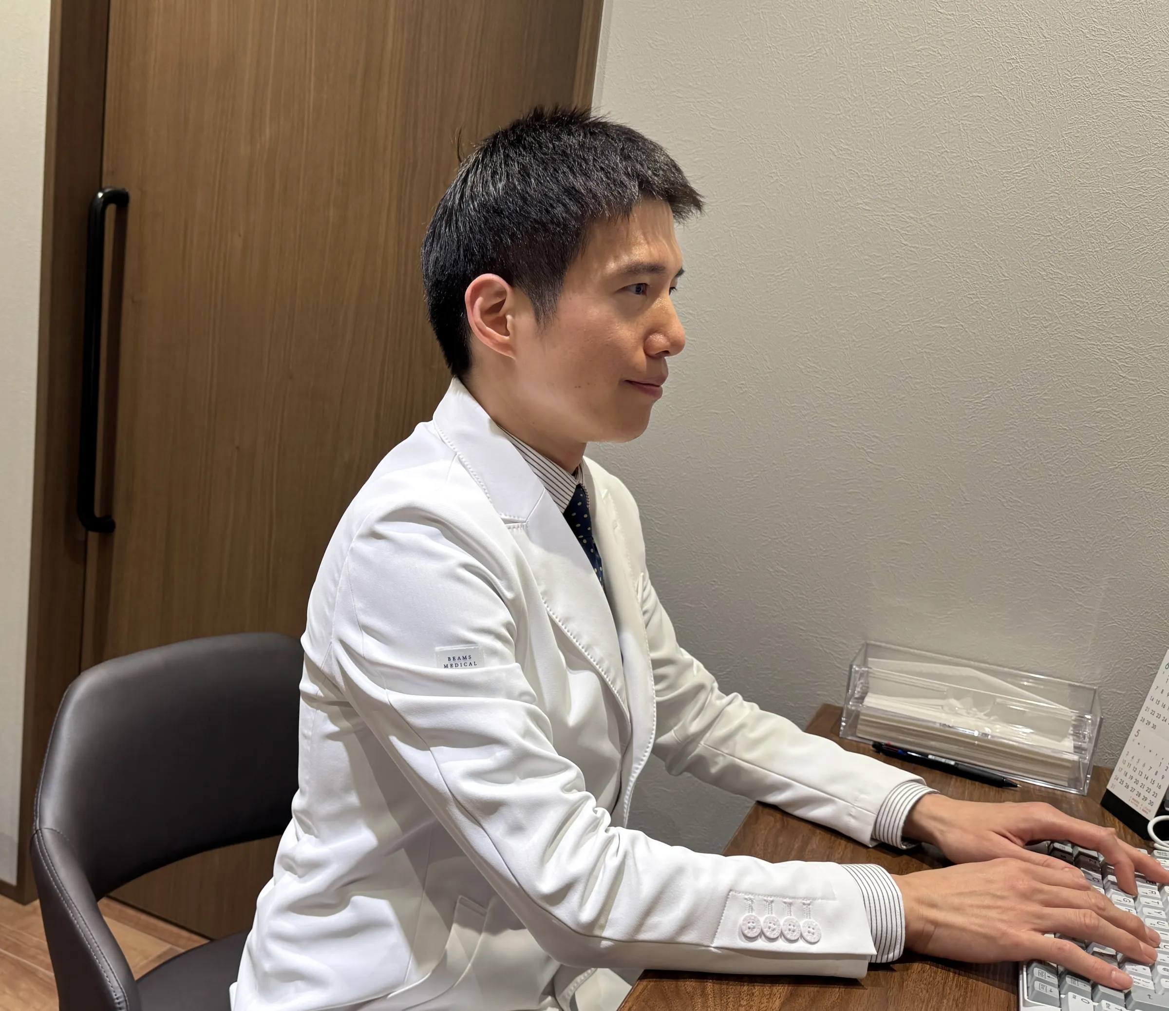台湾出身の林家勳医師が西新宿に三カ国語対応の美容クリニック「The Arte Clinic」を開院し、最新機器を用いたメンテナンス型エイジングケアを提供する。黃信維
