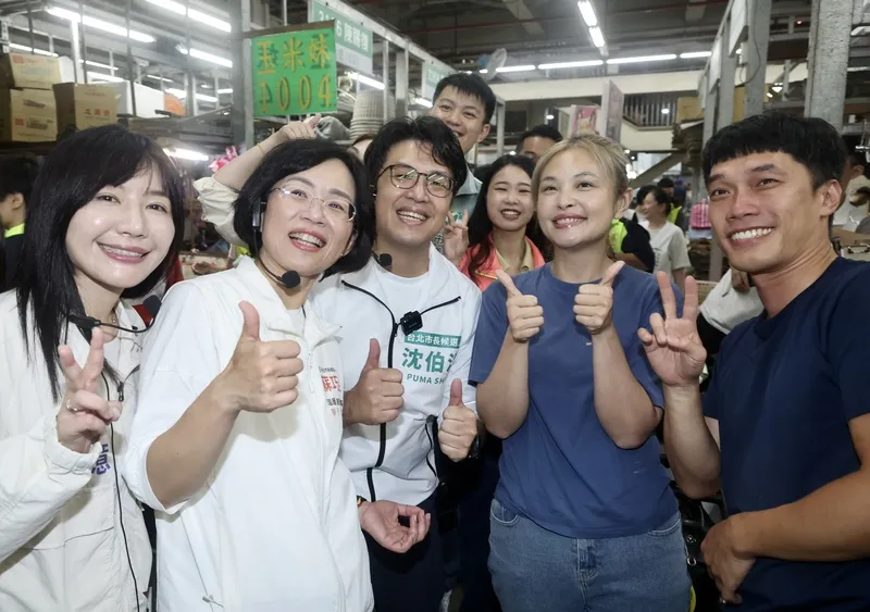 蘇巧慧第一果菜批發市場拜票（2） 民進黨立委吳沛憶（左起）19日陪同民進黨新北市長參選人蘇巧慧、台北市長參選人沈伯洋前往台北市第一果菜批發市場拜票，並與民眾比讚合影。中央社記者張皓安攝115年5月19日