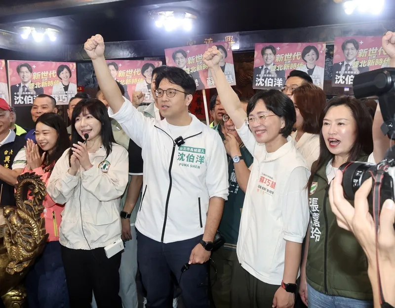 沈伯洋蘇巧慧第一果菜批發市場拜票（1） 民進黨台北市長參選人沈伯洋（前右3）、新北市長參選人蘇巧慧（前右2）以及民進黨雙北議員參選人19日前往台北市第一果菜批發市場拜票，振臂、呼口號爭取選民支持。中央社記者張皓安攝115年5月19日