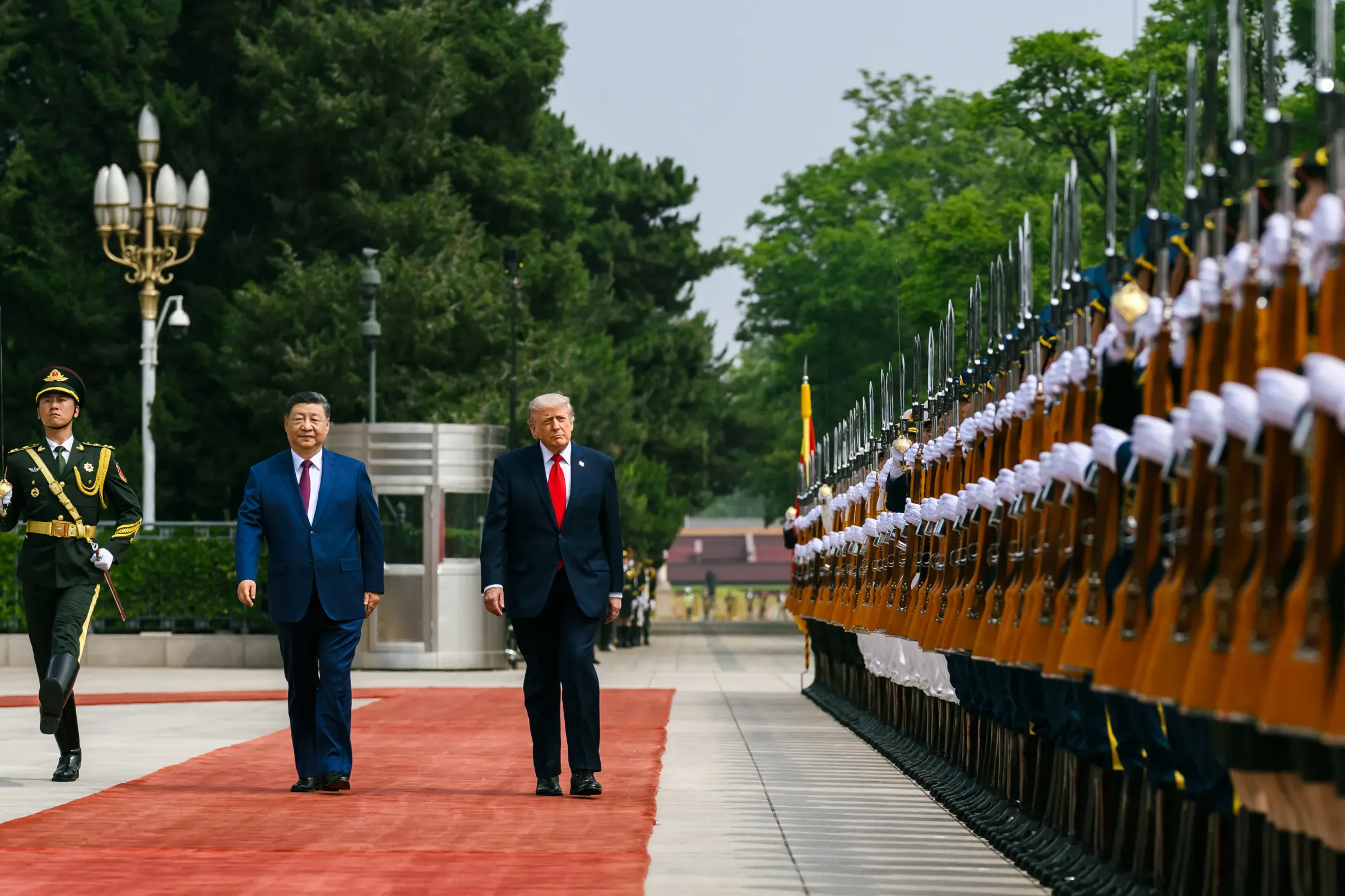 2026年5月14日，美國總統川普在中國國家主席習近平陪同下檢閱中方儀仗隊。（白宮官網）