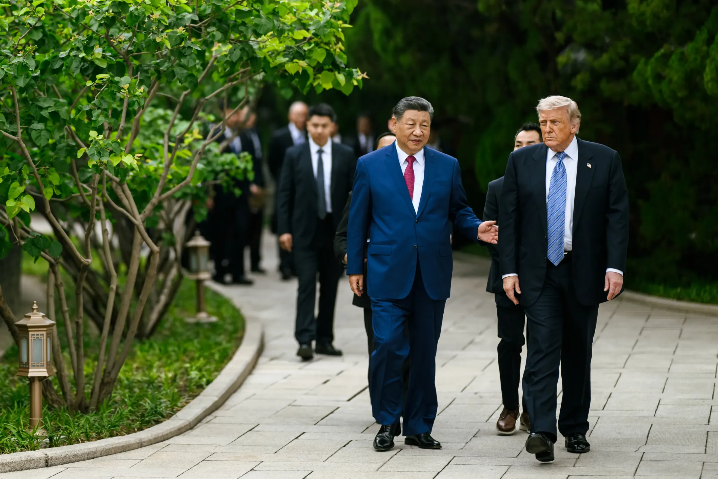 2026年5月15日，美國總統川普與中國國家主席習近平同遊中南海。（白宮官網）