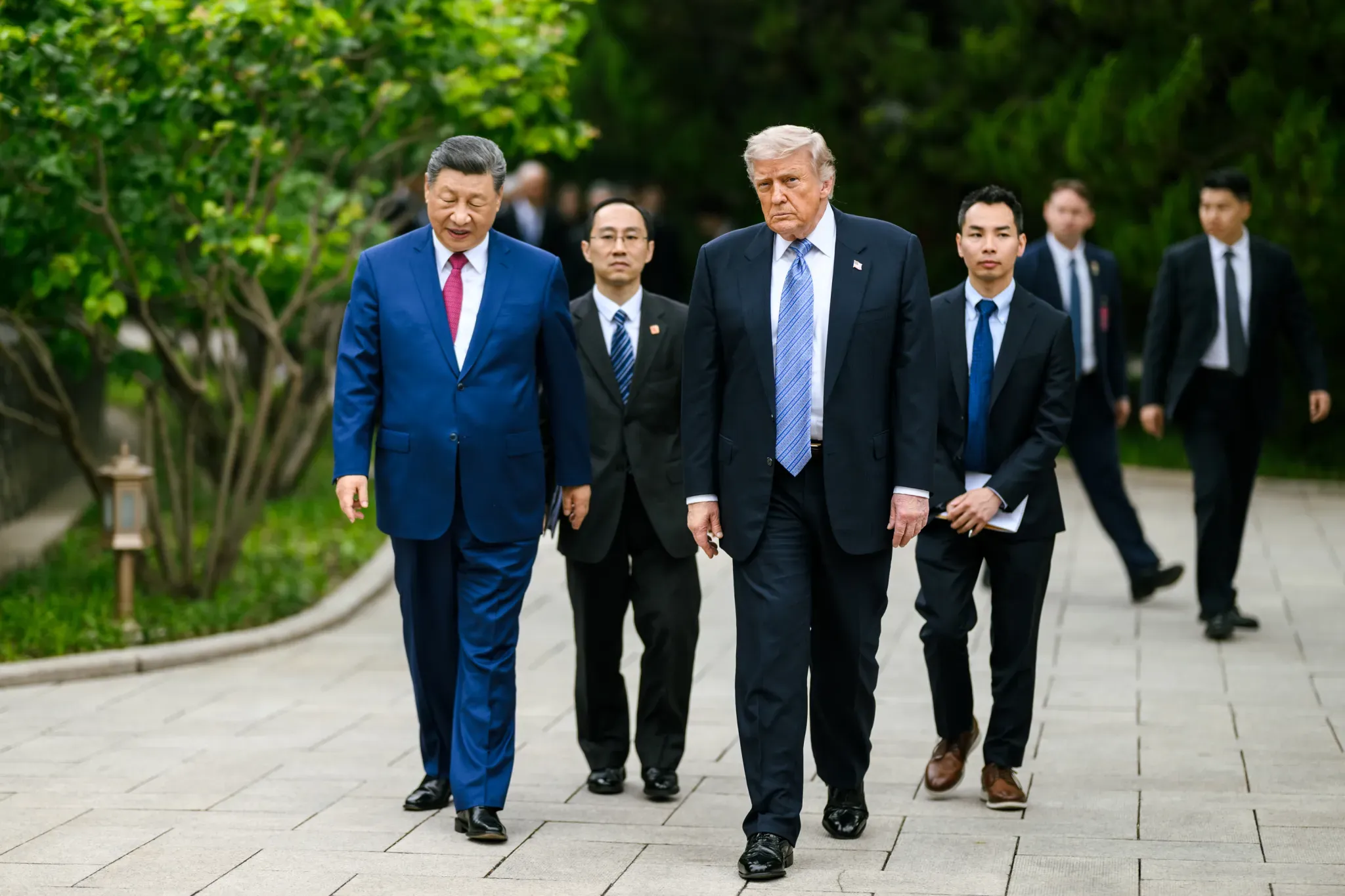 2026年5月15日，美國總統川普與中國國家主席習近平同遊中南海。（白宮官網）
