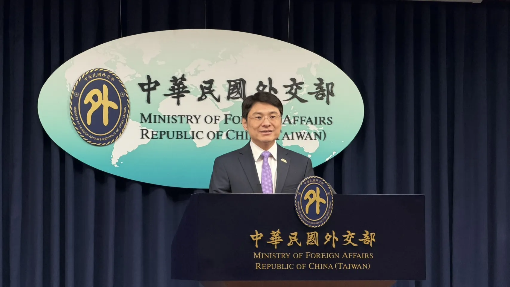 20260519-外交部發言人蕭光偉19日主持例行記者會，並回應有關外交部長林佳龍出訪瑞士日內瓦一事。（鍾秉哲攝）
