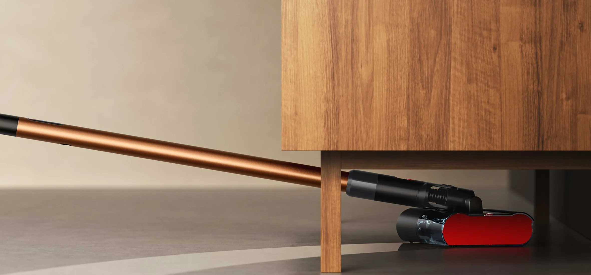 Dyson PencilWash™ 鉛筆洗地機機身直徑僅 38 毫米，機身可 170 度平貼地面，輕鬆深入低至 15 公分的家具底部，實現零死角清潔。