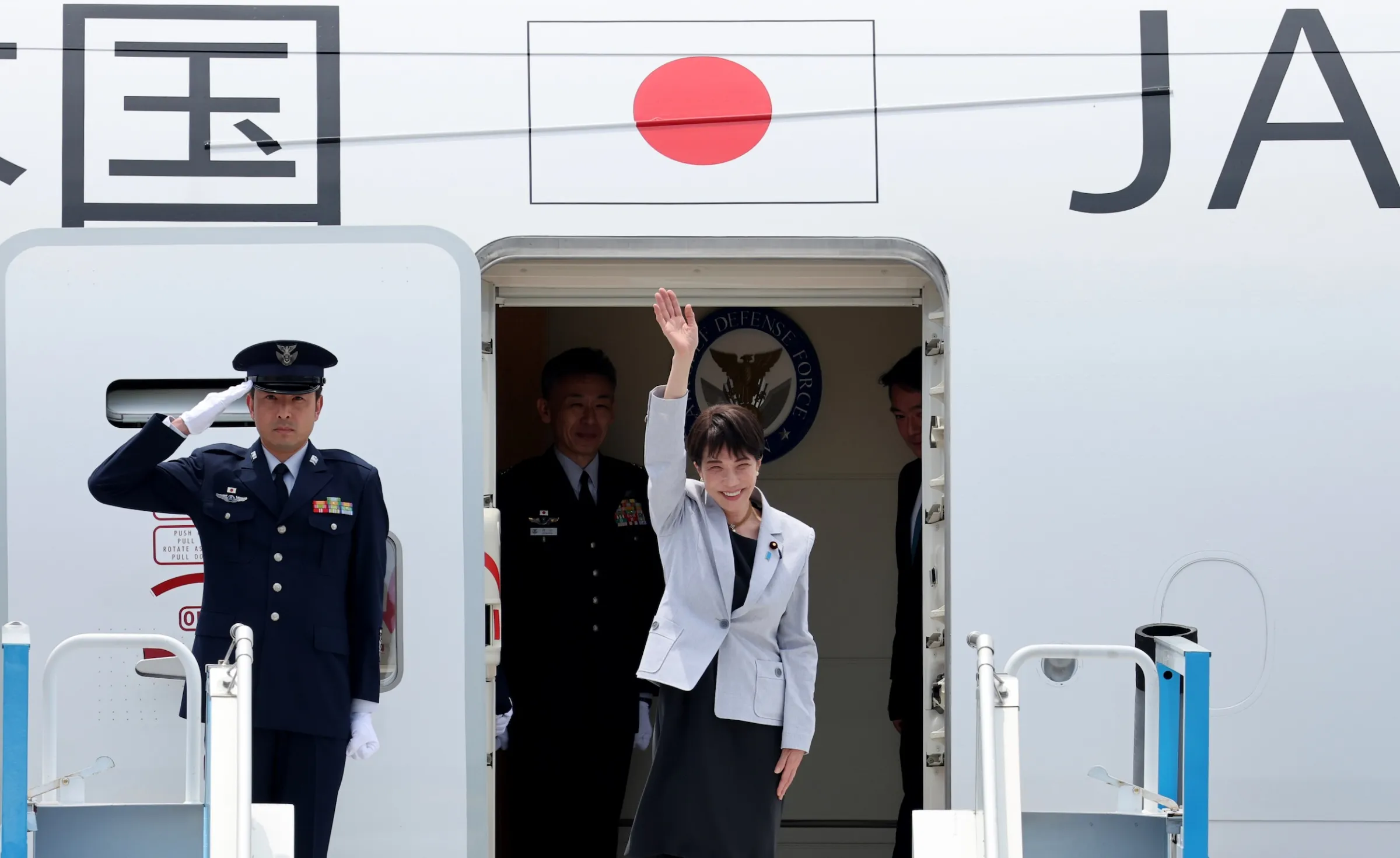 2026年5月19日，日本首相高市早苗抵達韓國大邱國際機場。（美聯社）