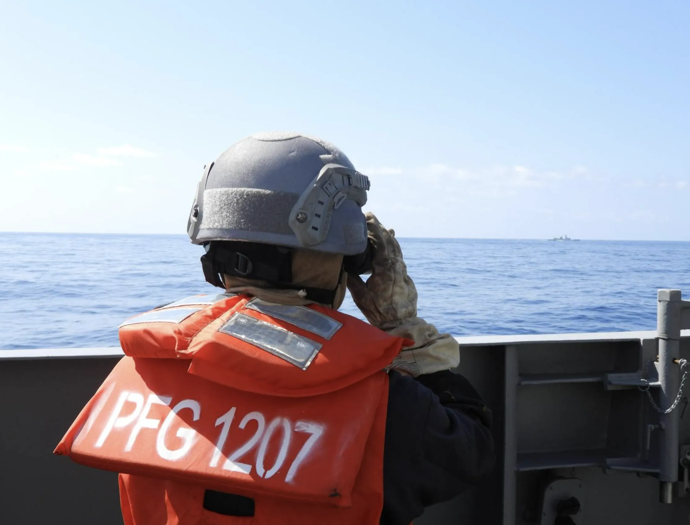 20260519-海軍武昌軍艦監控中共徐州艦（530）。（國防部提供）