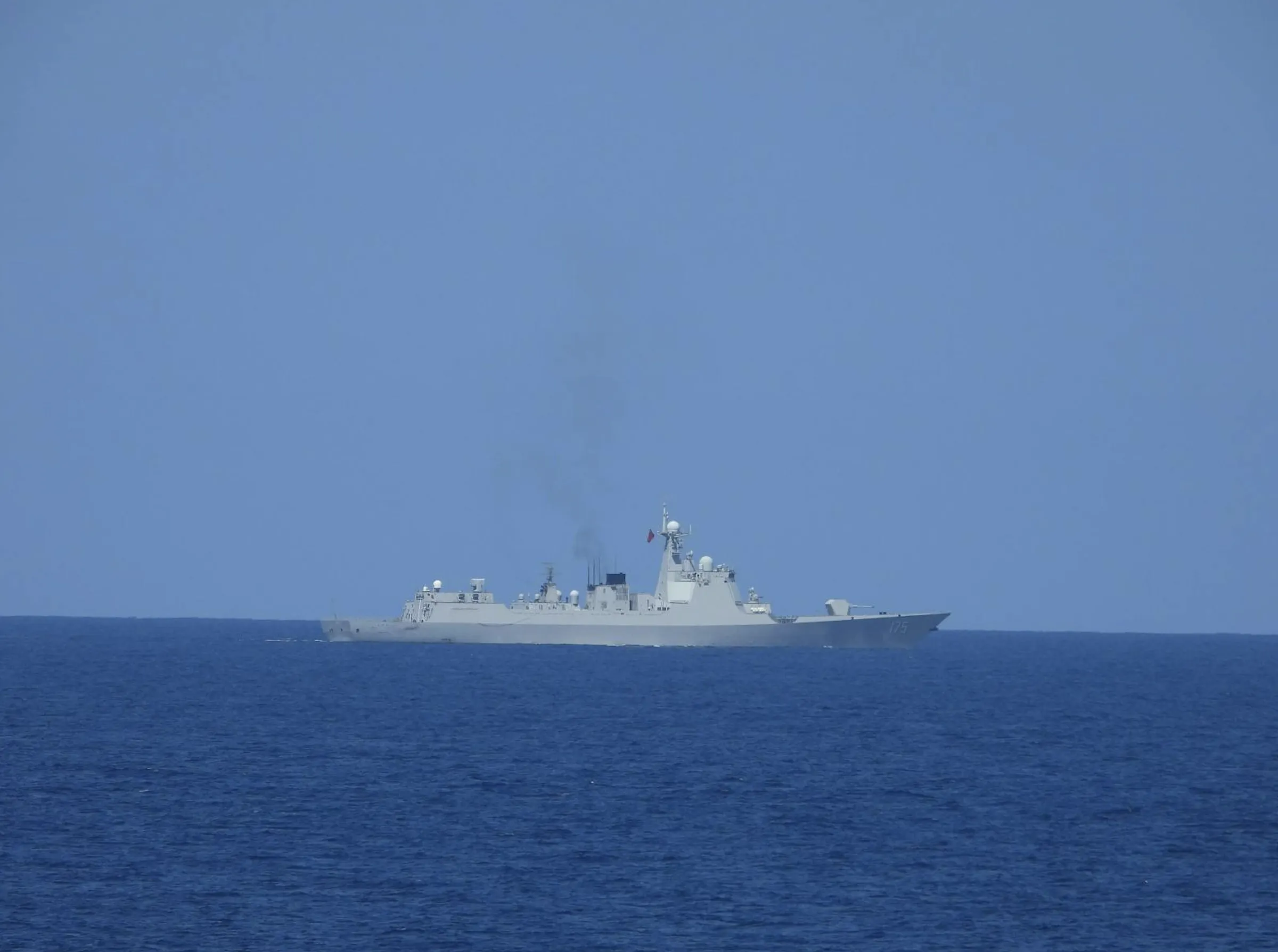 20260519-中共銀川艦（175）騷擾我西南海域，海軍蘇澳軍艦嚴密監控。（國防部提供）
