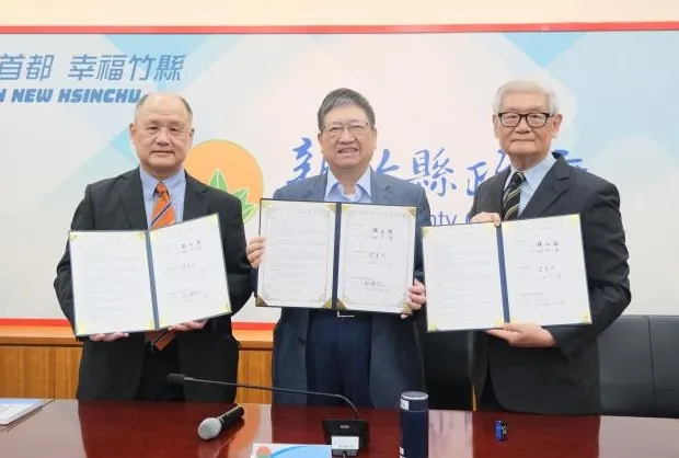 縣長楊文科與國體大副校長黃東治(左)、威爾力斯科學城足球學院院長彭臺臨(右)共同簽署合作意向書。(圖/新竹縣政府提供)