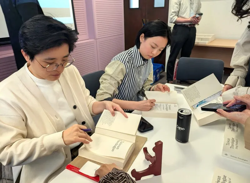 楊双子與金翎在倫敦SOAS大學簽書　吸引眾多粉絲 「臺灣漫遊錄」作者楊双子（左）與譯者金翎（右）18日在倫敦大學亞非學院（SOAS）舉行講座，並為讀者簽書，吸引大批粉絲。中央社記者陳韻聿倫敦攝115年5月19日