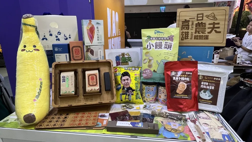 現場陳列多項具地方代表性的農村選品，如高雄山茶、香蕉花檸檬咖啡、日光小林大滿禮盒及文創小物，展現農村產業的文化底蘊與風味特色。（圖/高雄市農業局提供）