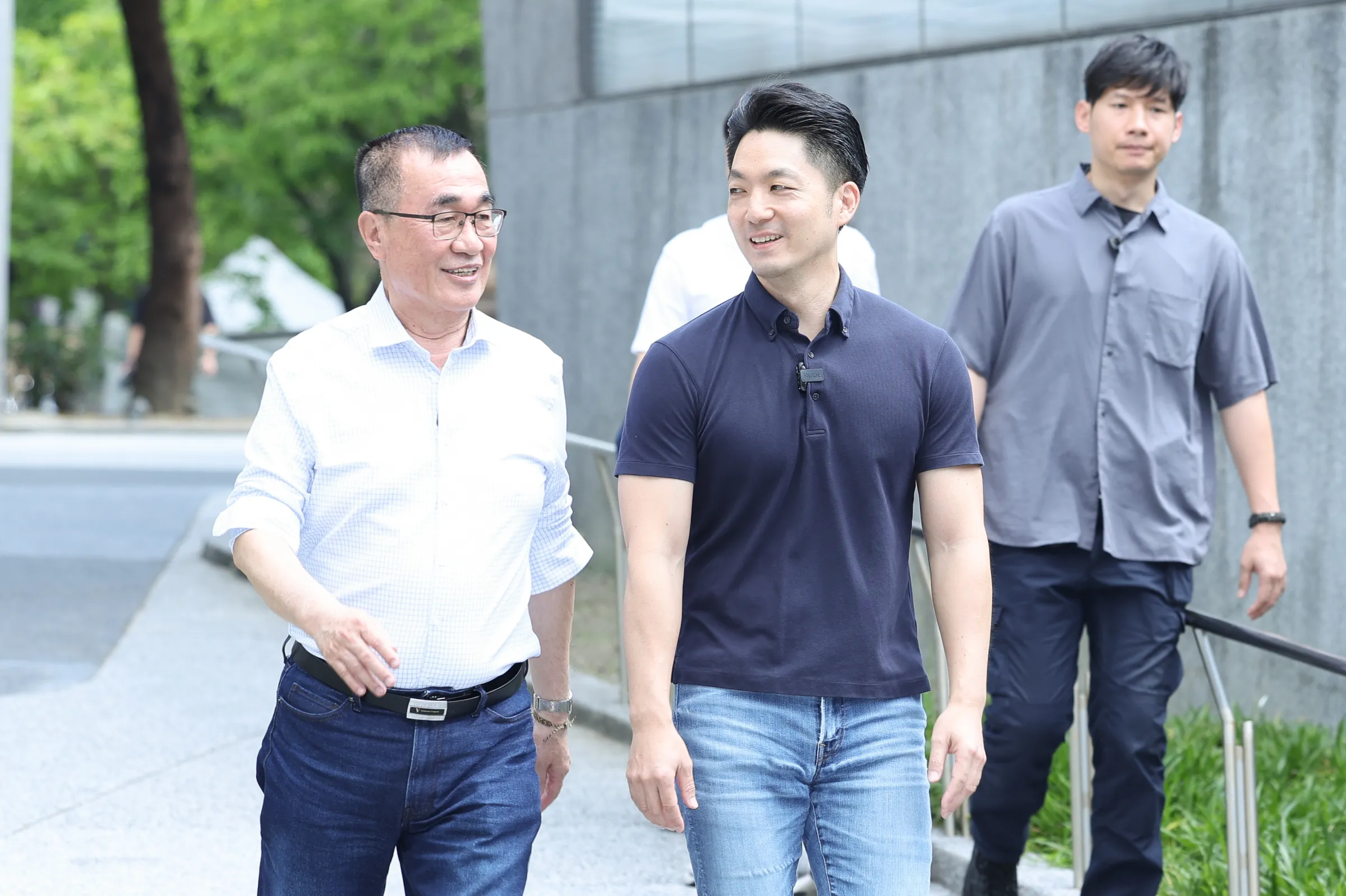 20260520-禁煙都市指定の陰圧式喫煙室を視察する台北市長・蔣萬安氏と国民党新北市長候補・李四川氏。（陳品佑撮影）