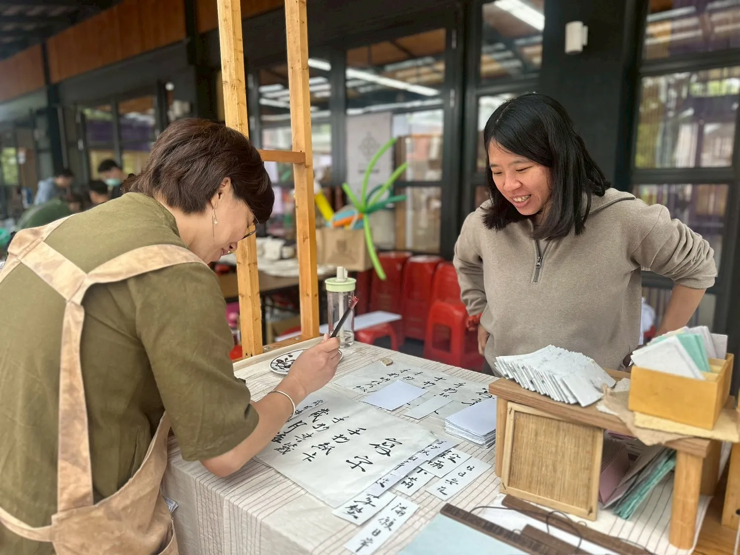 民眾可憑100元現金兌換300元市集消費券，體驗客家工藝與生活風格的多元樣貌。（圖／桃園市政府客家局提供）