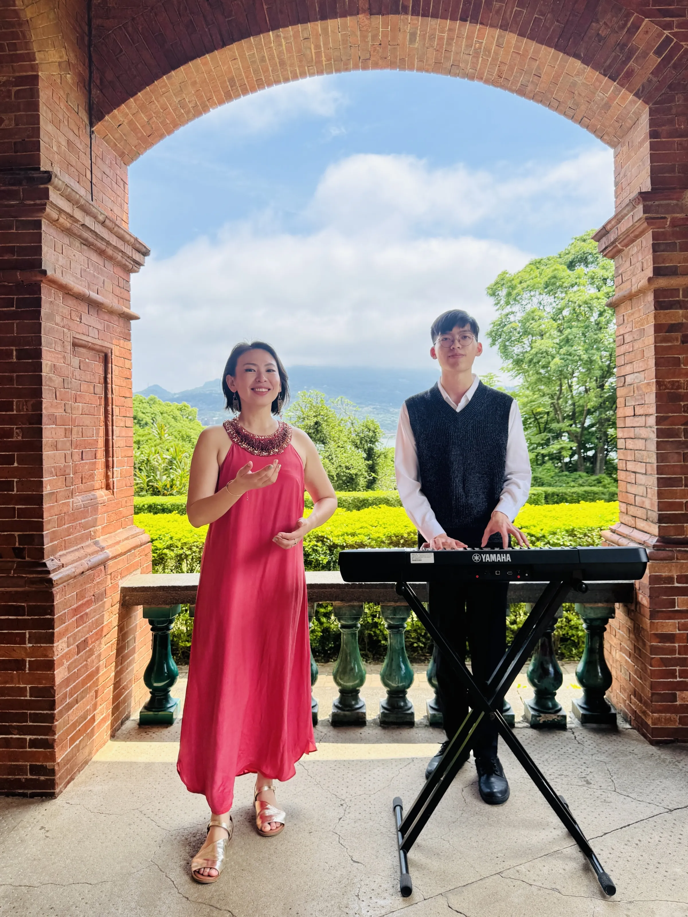 臺灣知名女高音謝孟潔（左）與學生鍾凱澤。（圖/淡水古蹟博物館）