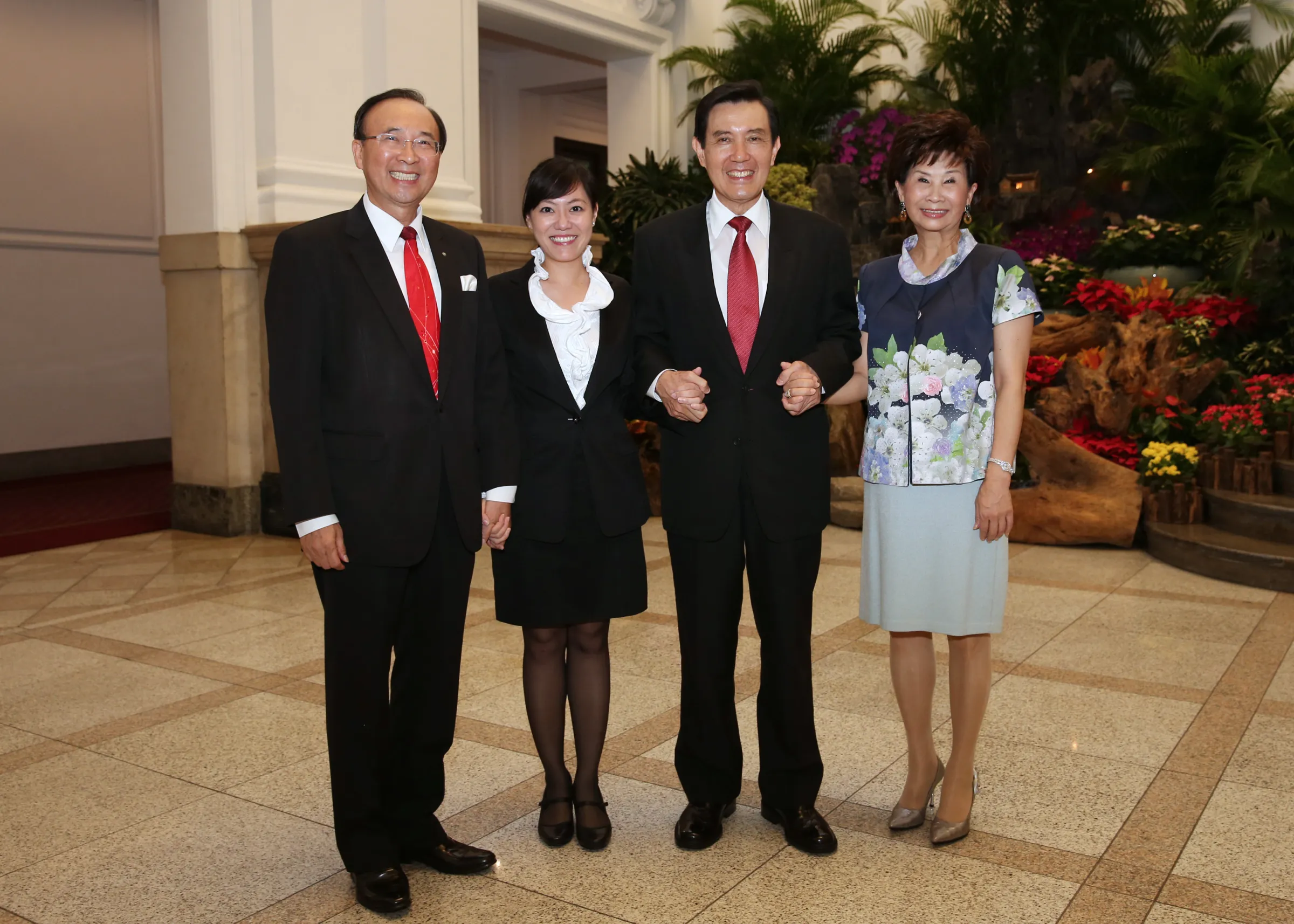 2015年謝三連（左一）帶領扶輪訪團赴總統府與馬前總統合影，那時陳珮馨（左二）已是外交場合重要翻譯角色。