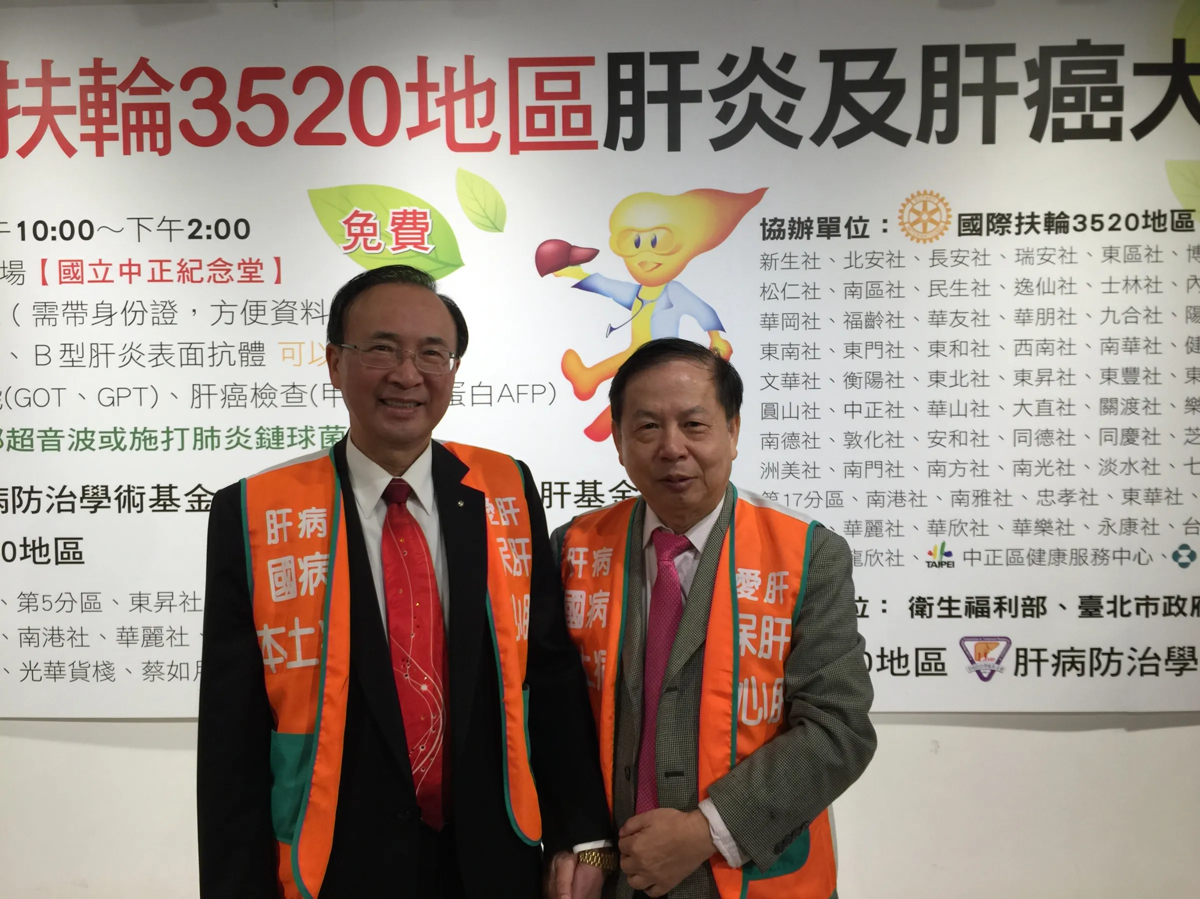 謝三連（左）認為，「越忙的人越有時間」，這是許多扶輪前輩給年輕人的觀念。