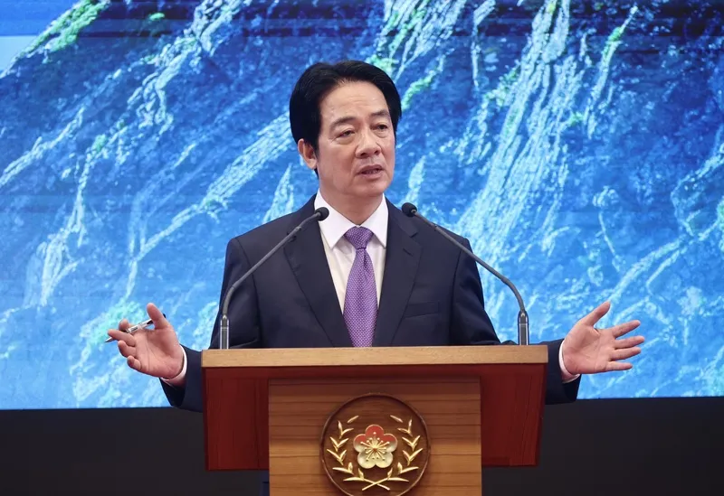 鄭麗文國安兩腳說 總統：放棄台灣主體性被中國斷腳 總統賴清德（圖）20日在總統府發表執政2週年談話，針對國民黨主席鄭麗文對於國安提出的兩腳說法，賴總統表示，兩腳說無法提供穩定基礎，更何況鄭麗文帶頭阻擋軍購，等於自斷一隻腳，又接受九二共識，讓中國砍斷另一隻腳，這樣對台灣非常危險。中央社記者張皓安攝 115年5月20日