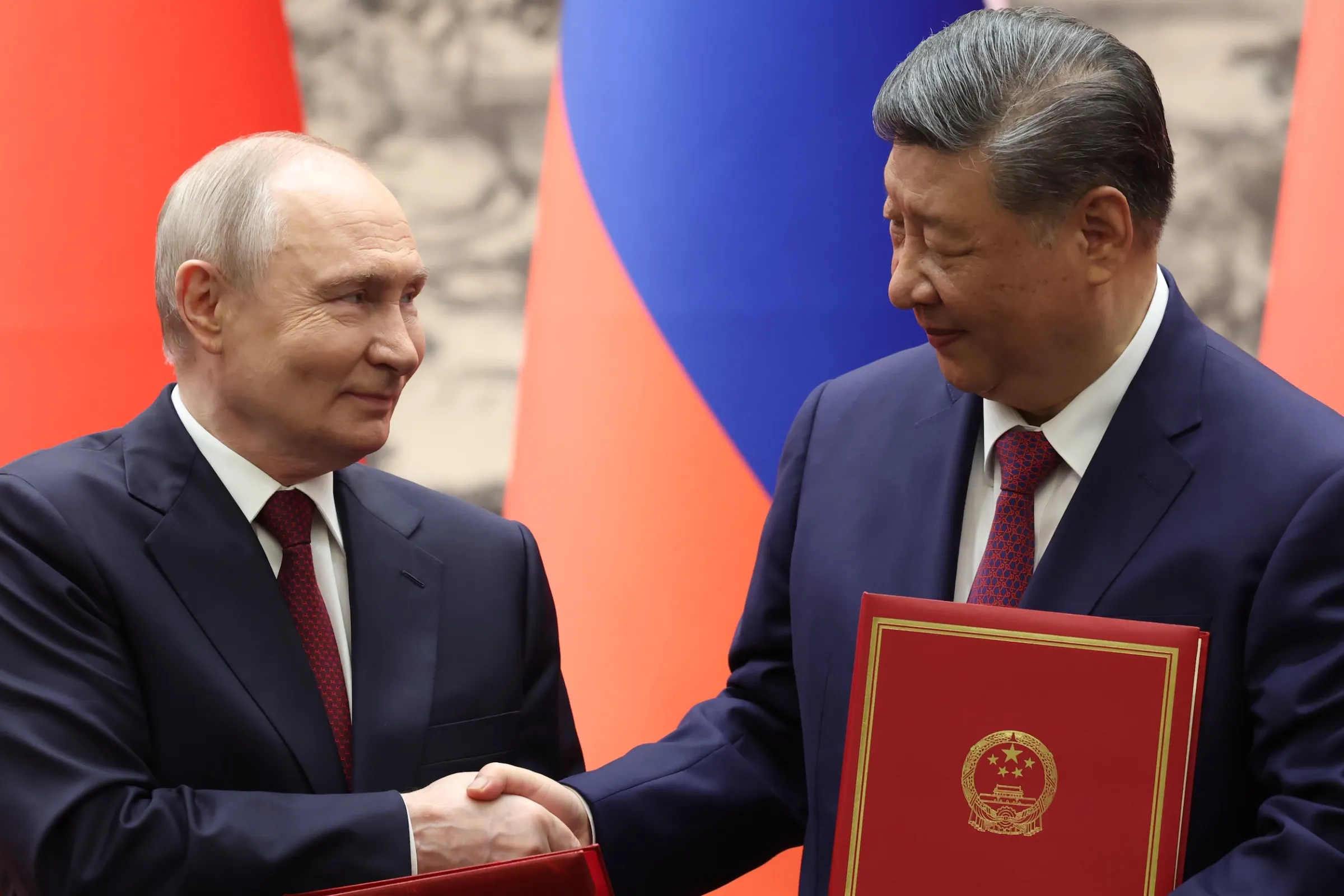 2026年5月20日，中國國家主席習近平與俄羅斯總統普京在北京會晤，簽署《中華人民共和國和俄羅斯聯邦關於進一步加強全面戰略協作、深化睦鄰友好合作的聯合聲明》。（美聯社）