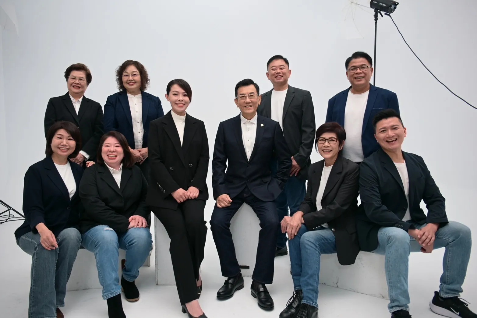 高虹安與多位藍白陣營地方人士同框入鏡，地方解讀竹市非綠整合態勢逐步成形。（圖/新竹市議員提供）