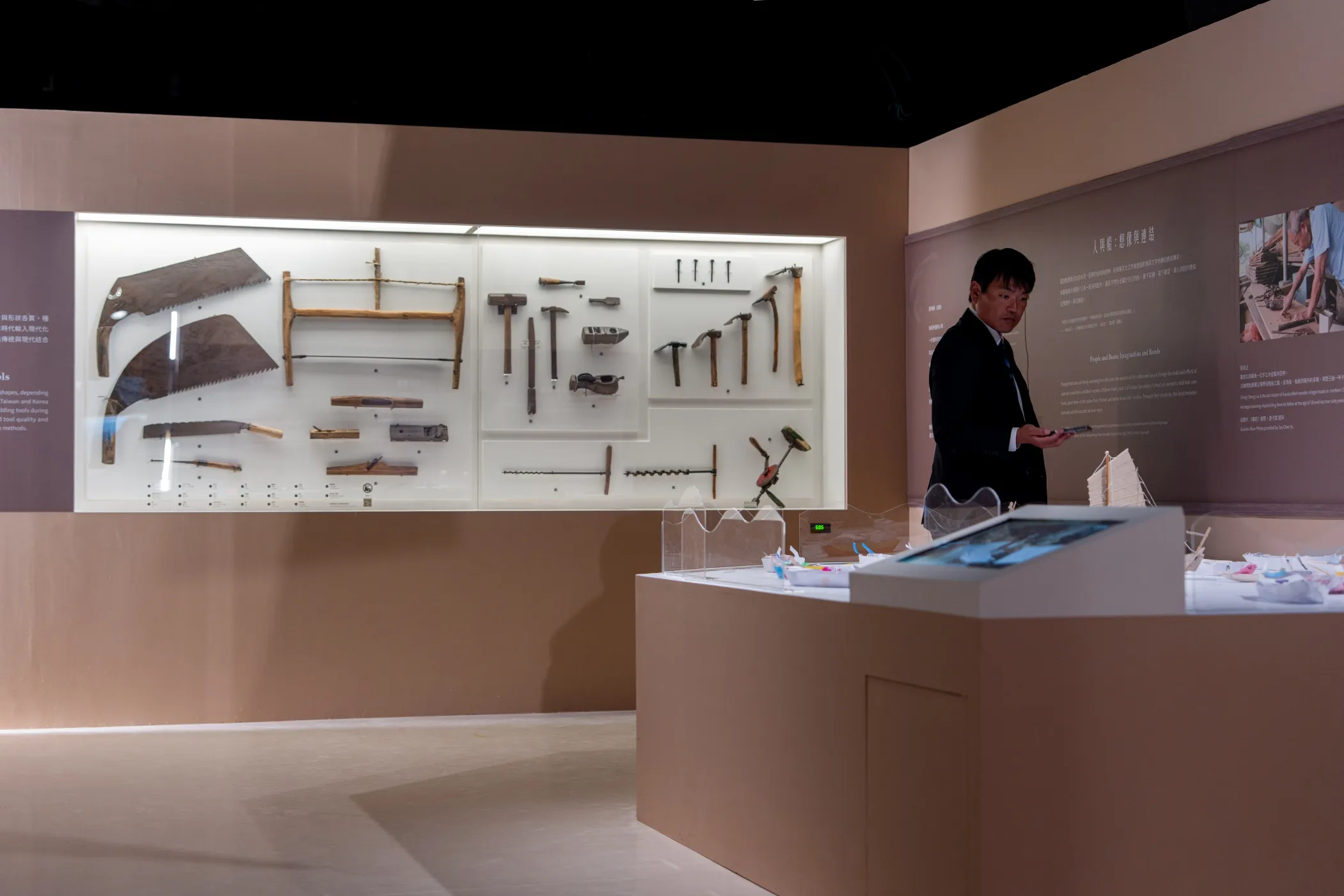 展品包含韓國首次來臺的傳統造船工具等文物。（圖/新北市十三行博物館）
