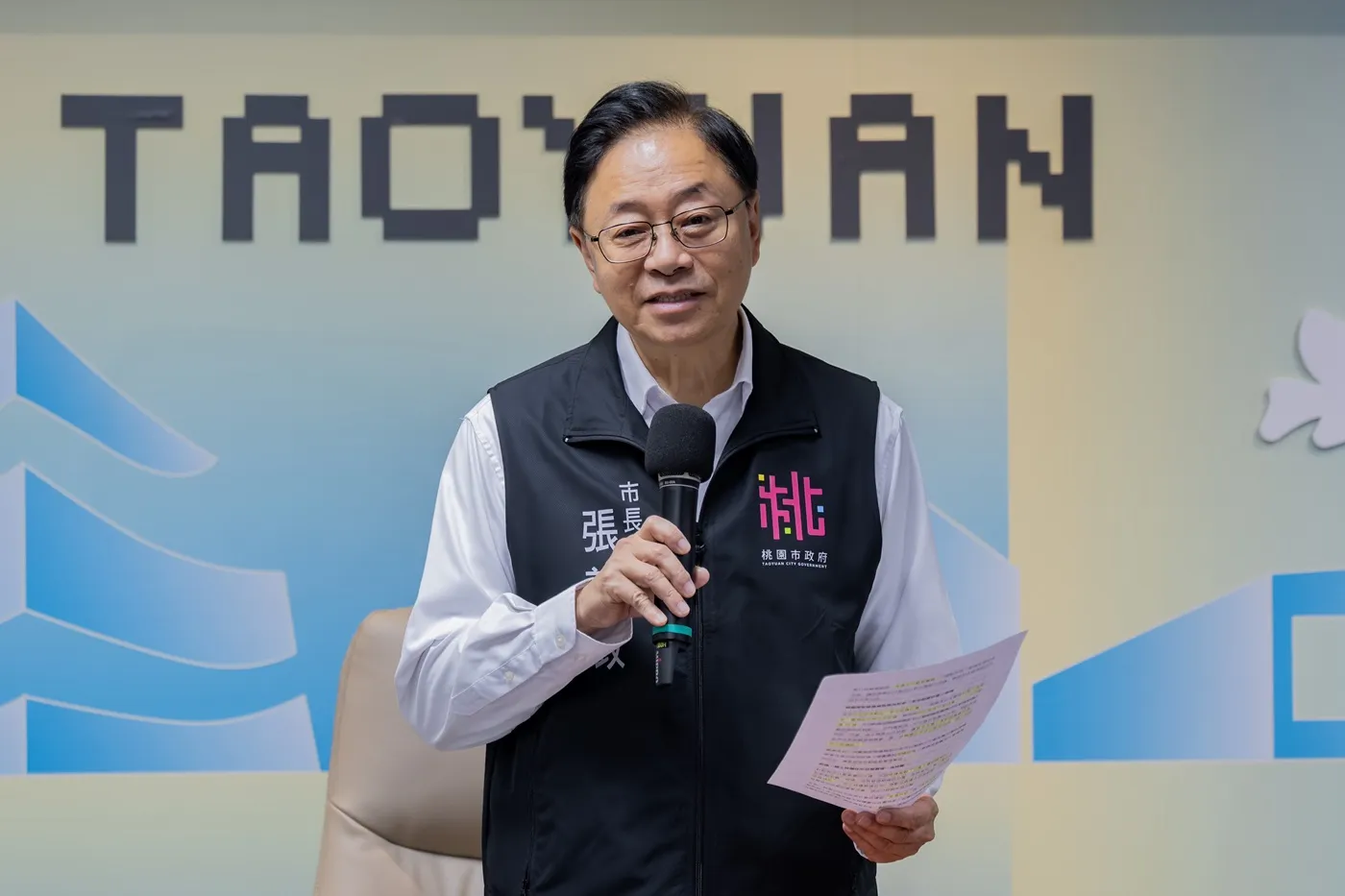 桃園市長張善政宣布推動全台首創「舊公寓微型修繕補助計畫」，有限制補助老屋每棟最高10萬元。（圖／桃園市政府提供）