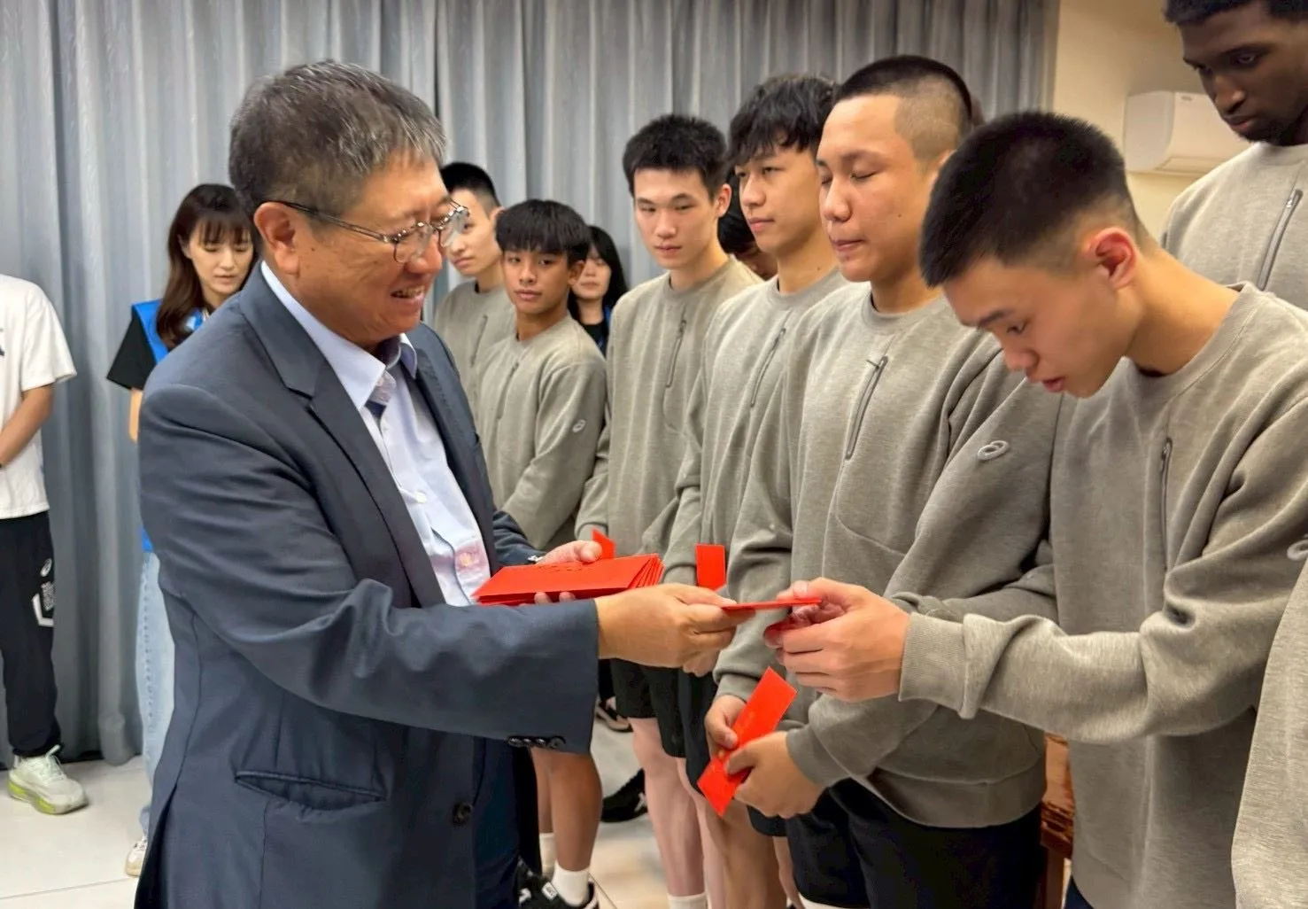 縣長楊文科更加發10萬元獎勵金，做為東泰高中後續前往新加坡參加NBA未來之星邀請賽的營養金。（圖／新竹縣政府提供）