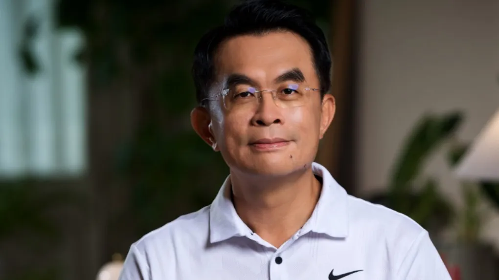 物理系教授何明宗博士，從物理學角度切入，研發出結合腦波頻率與聲音共振原理的「NeurVi 腦動力耳機」。（圖/高師大提供）
