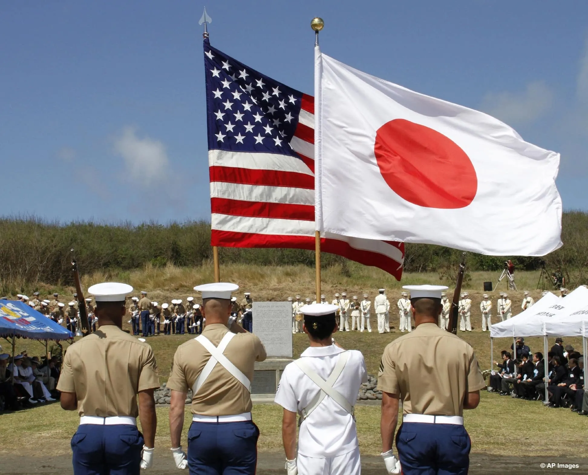 美軍與日本自衛隊共同前往硫磺島悼念戰爭與陣亡官兵。（取自美國駐日使館粉專）
