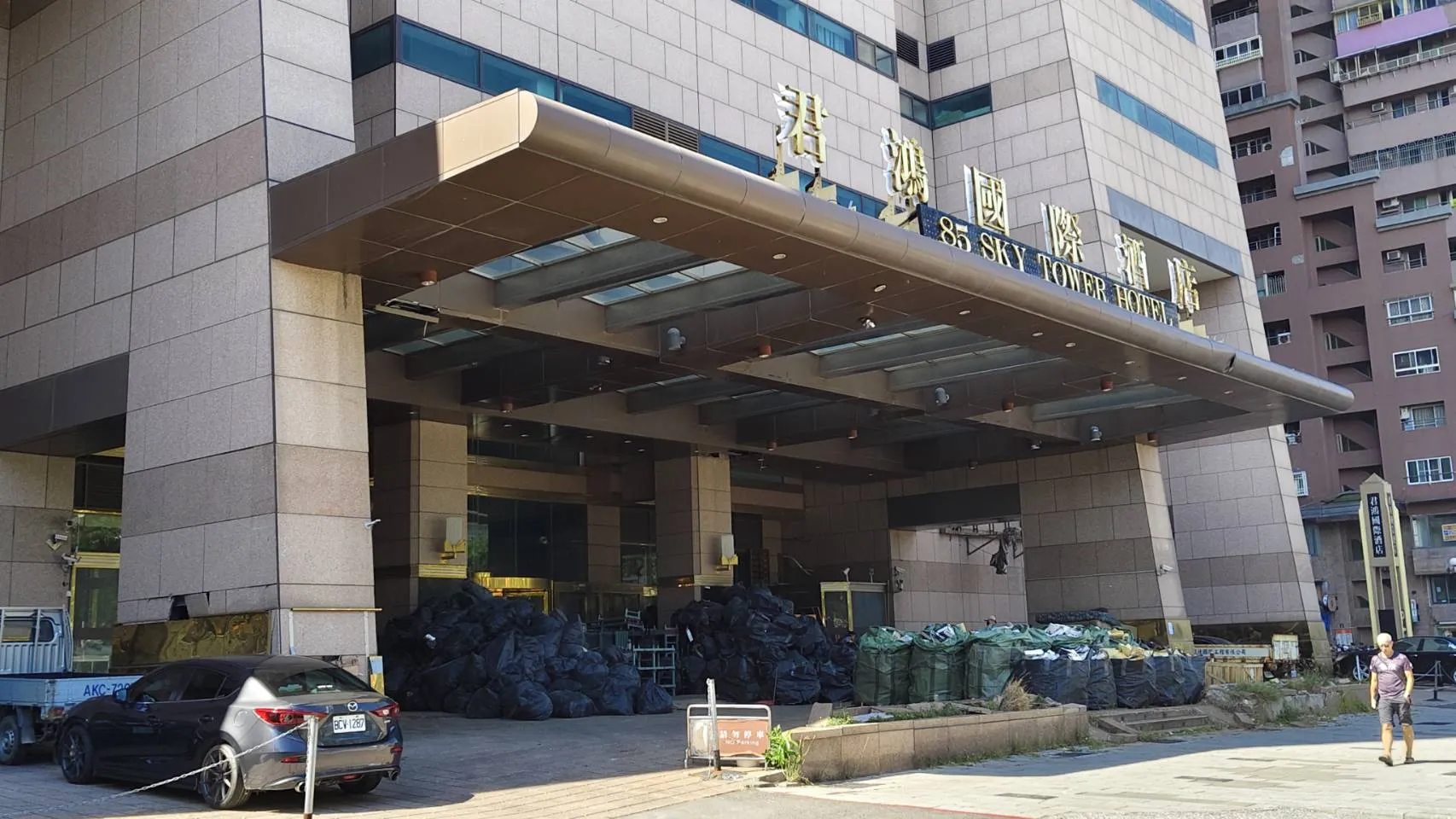 圖2：海霸王集團持續進行85大樓飯店空間拆除、機電更新與內部整修工程。（圖:徐炳文攝）