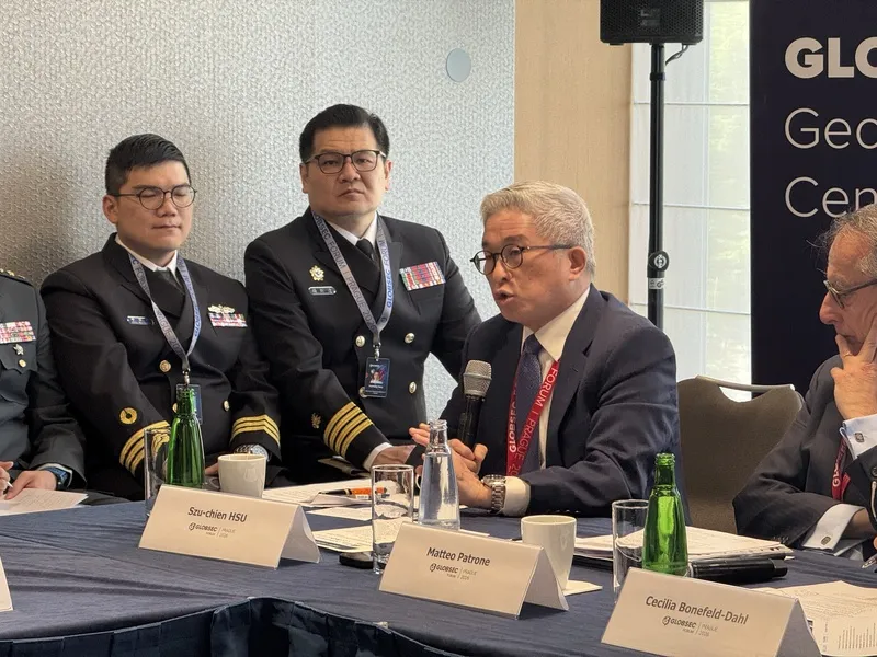 国防部副部長・徐斯剣氏が社会の強靭性について語る。中東欧のシンクタンク「グローバル安全保障フォーラム（GLOBSEC）」のパネルディスカッションに出席した台湾国防部副部長・徐斯剣氏（右2）は、台湾が現在、政府、民間、市民社会、そして定期的な演習を通じて社会全体の強靭性を強化し、サイバー攻撃や重要インフラ破壊などの新たな安全保障上の課題に対応していると述べた。中央社記者劉郁葶・プラハ撮影 115年5月23日