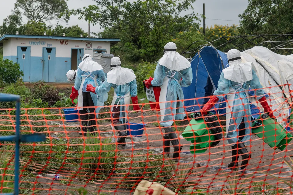 身穿隔離衣的醫療人員進入剛果伊波拉病毒疫區。（美聯社）