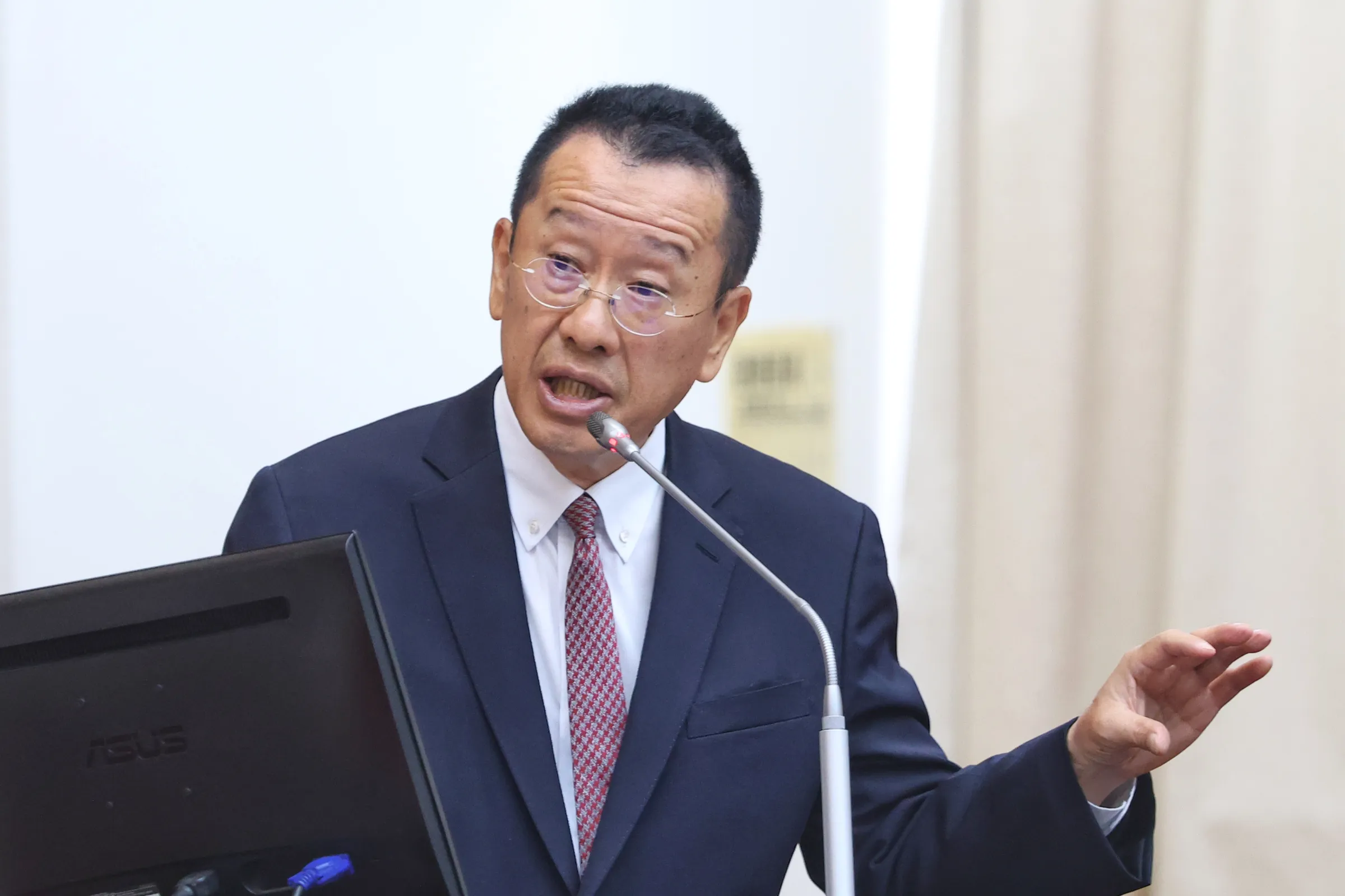 20260525-25日、財政委員会で答弁する顧立雄・国防部長。（撮影：顔麟宇）
