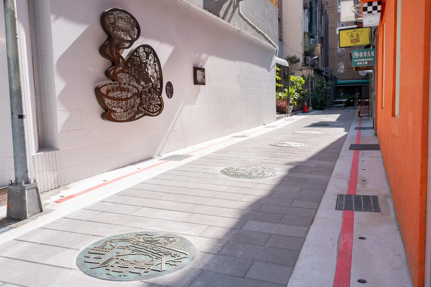 南陽街38巷「從餐桌到世界」為題的藝術作品，重現臺灣半導體發展關鍵時刻。（圖／臺北市政府產業局提供）