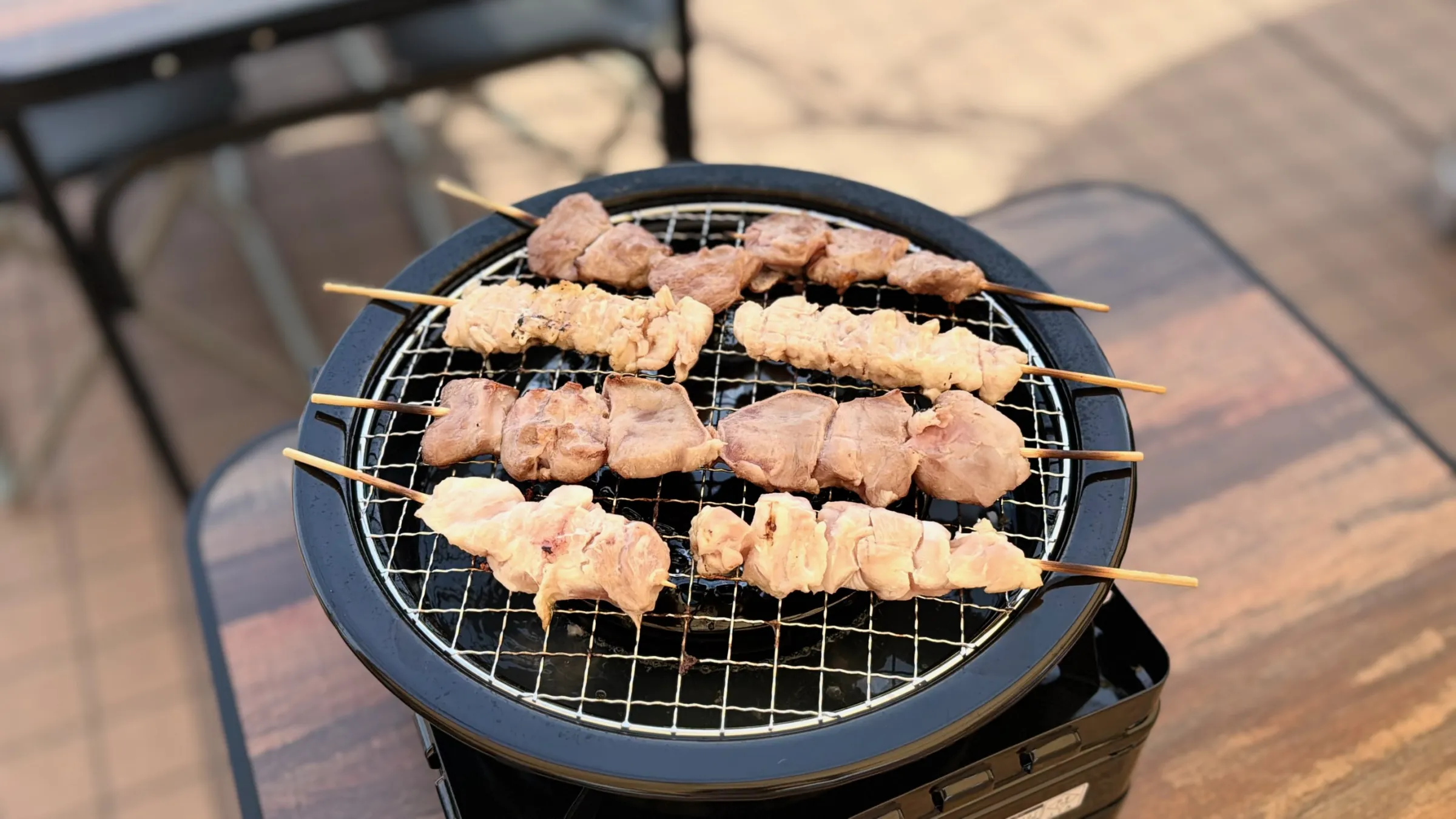 浅草の屋上でスカイツリーを眺めながらBBQと昭和レトロな縁日屋台を楽しめる期間限定ビアガーデン。（写真/ゆい/＠yui.injp提供）