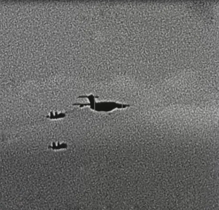 共軍自25日下午進行「聯合戰備警巡」，空軍F-16型機監控中共運油-20型機。（國防部提供）