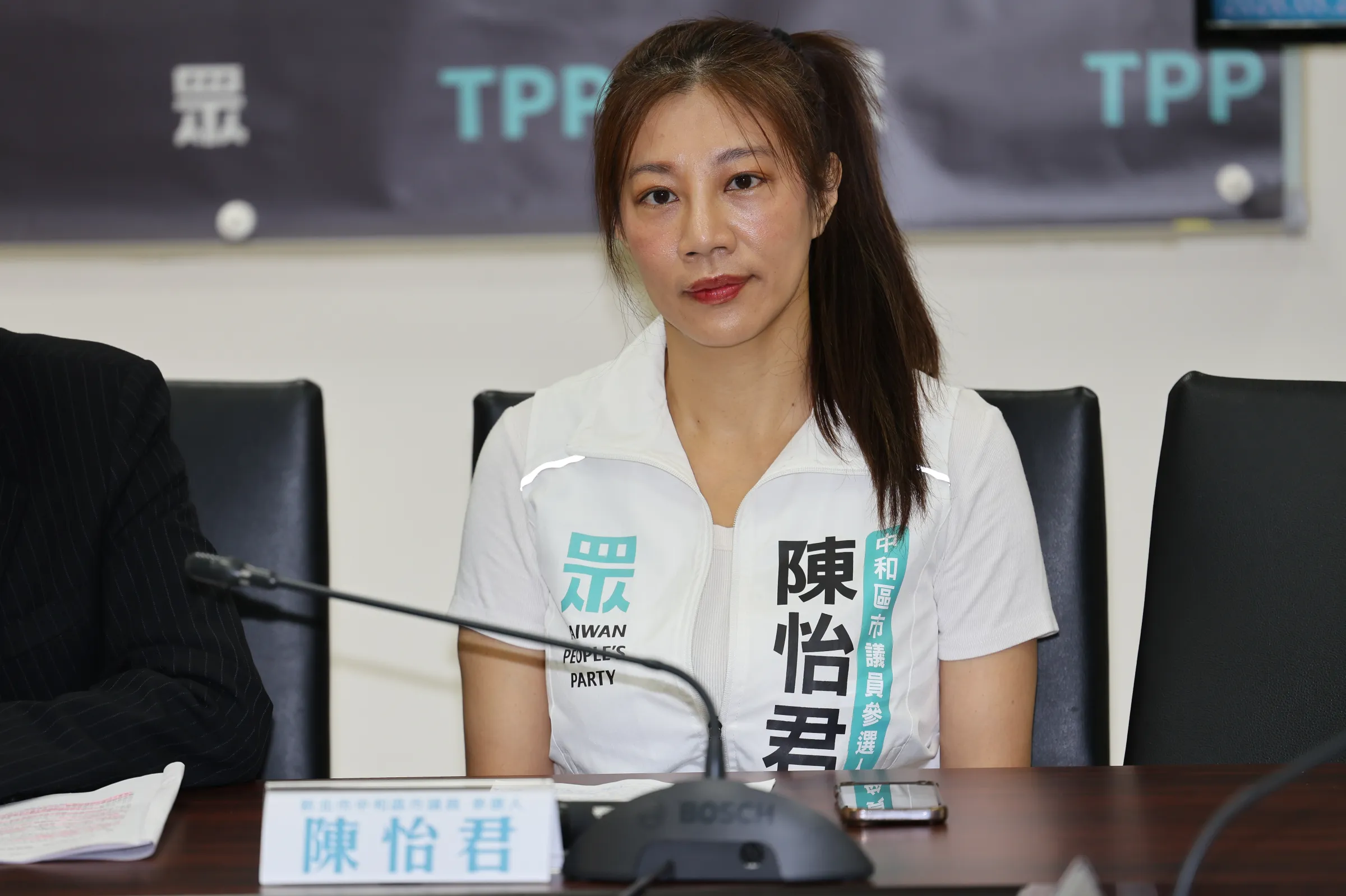 20260526-台灣民眾黨立委洪毓祥舉行「抓到了！蘇巧慧家族鍊金術大解密」記者會，民眾黨新北中和區議員參選人陳怡君。（陳品佑攝）