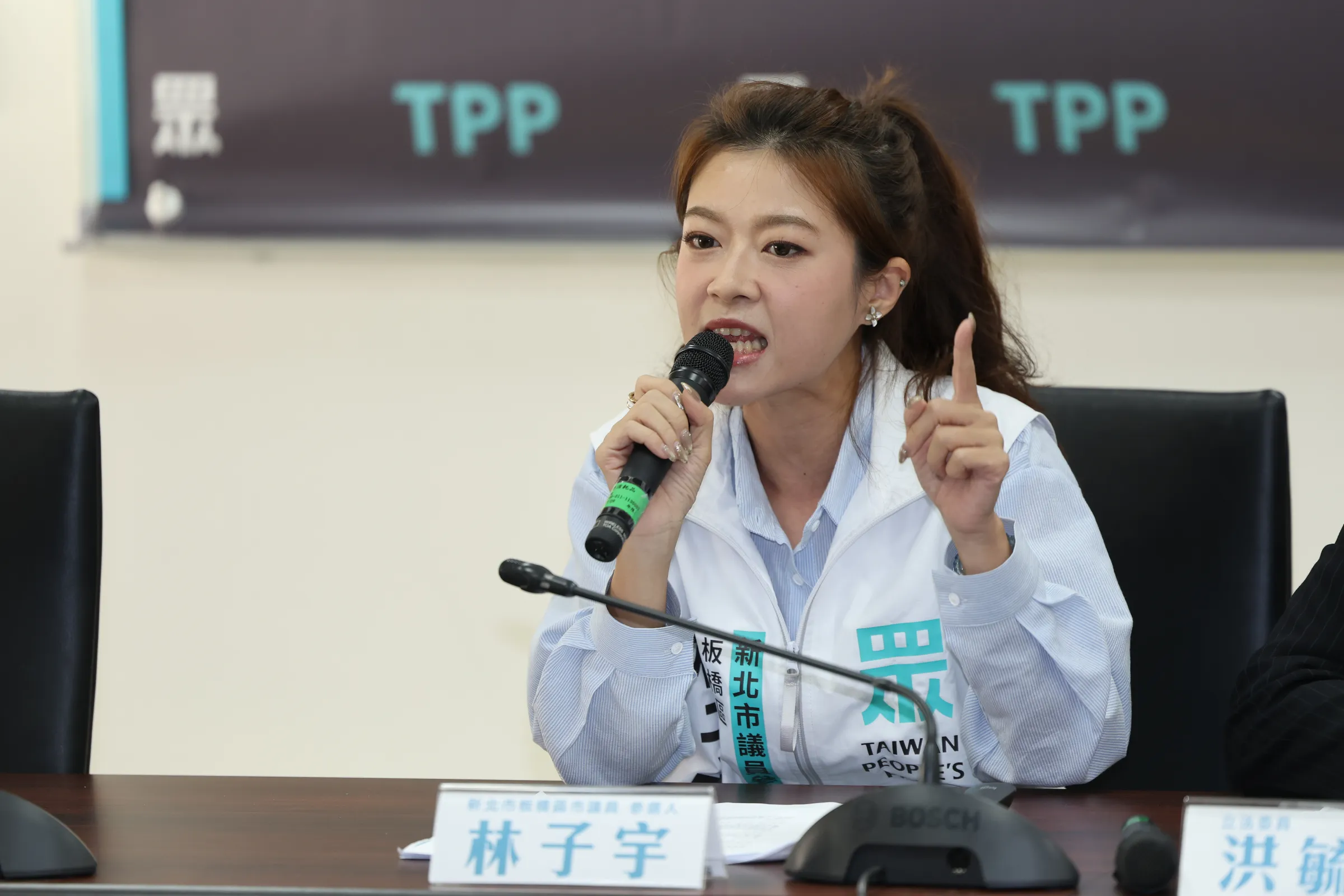 20260526-台灣民眾黨立委洪毓祥舉行「抓到了！蘇巧慧家族鍊金術大解密」記者會，民眾黨新北板橋區議員參選人林子宇。（陳品佑攝）